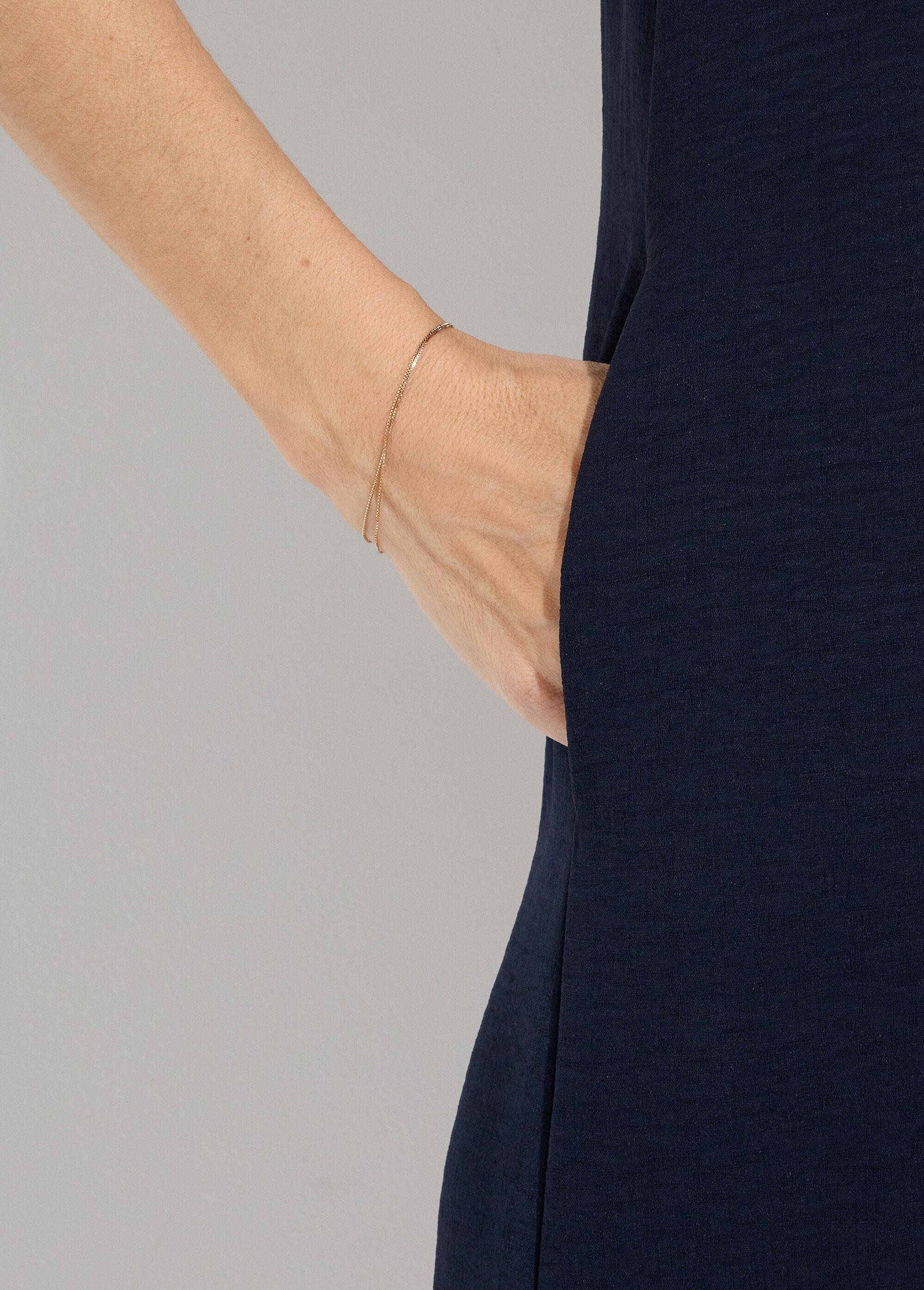 Short_straight_dress_with_scalloped_V-neck_Marine_DE2_slim