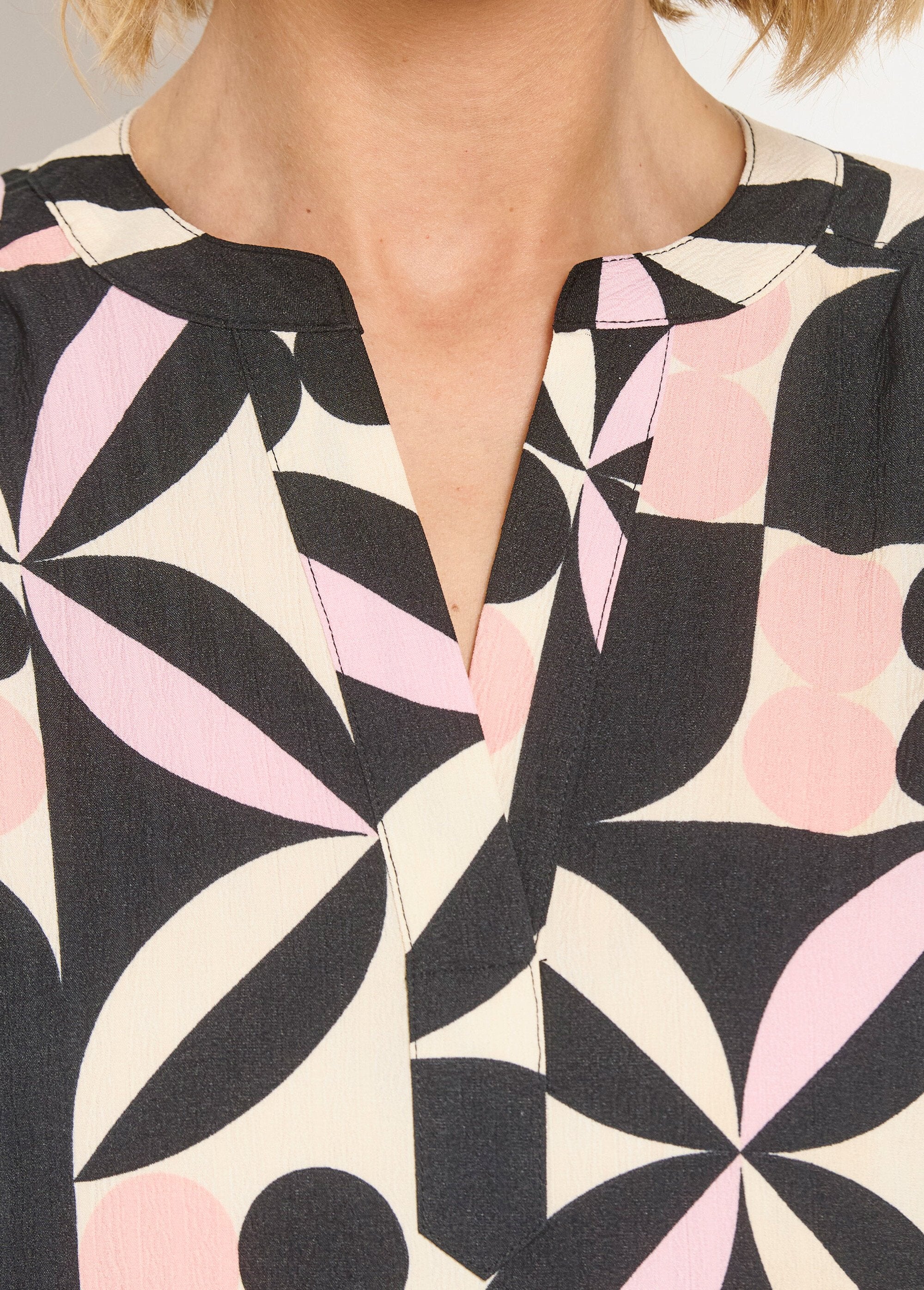 Short_straight_dress_with_3/4_sleeves_and_graphic_pattern_Black_and_pink_DE1_slim