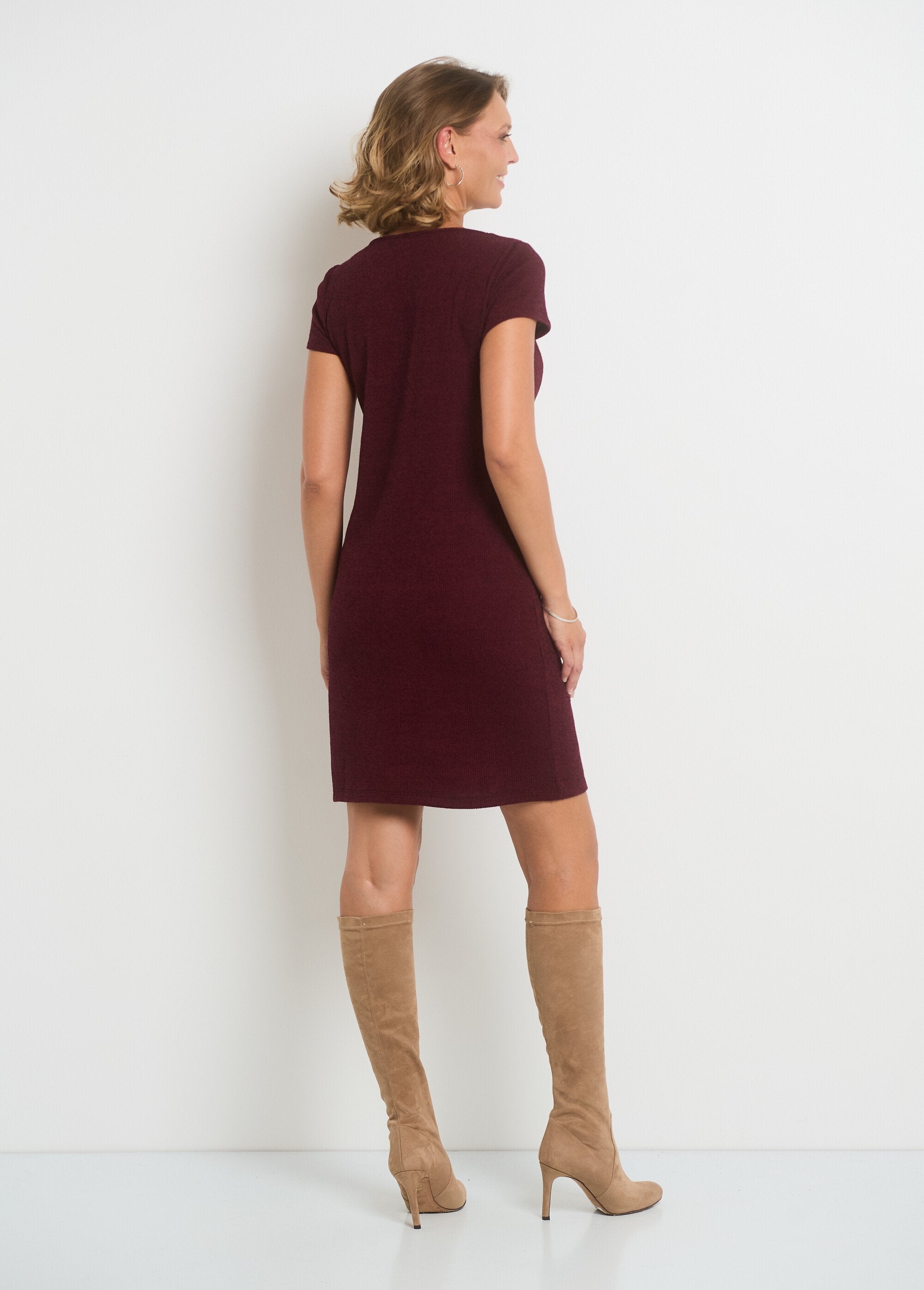 Straight_knit_dress_with_jewel_neckline_Bordeaux_DO1_slim