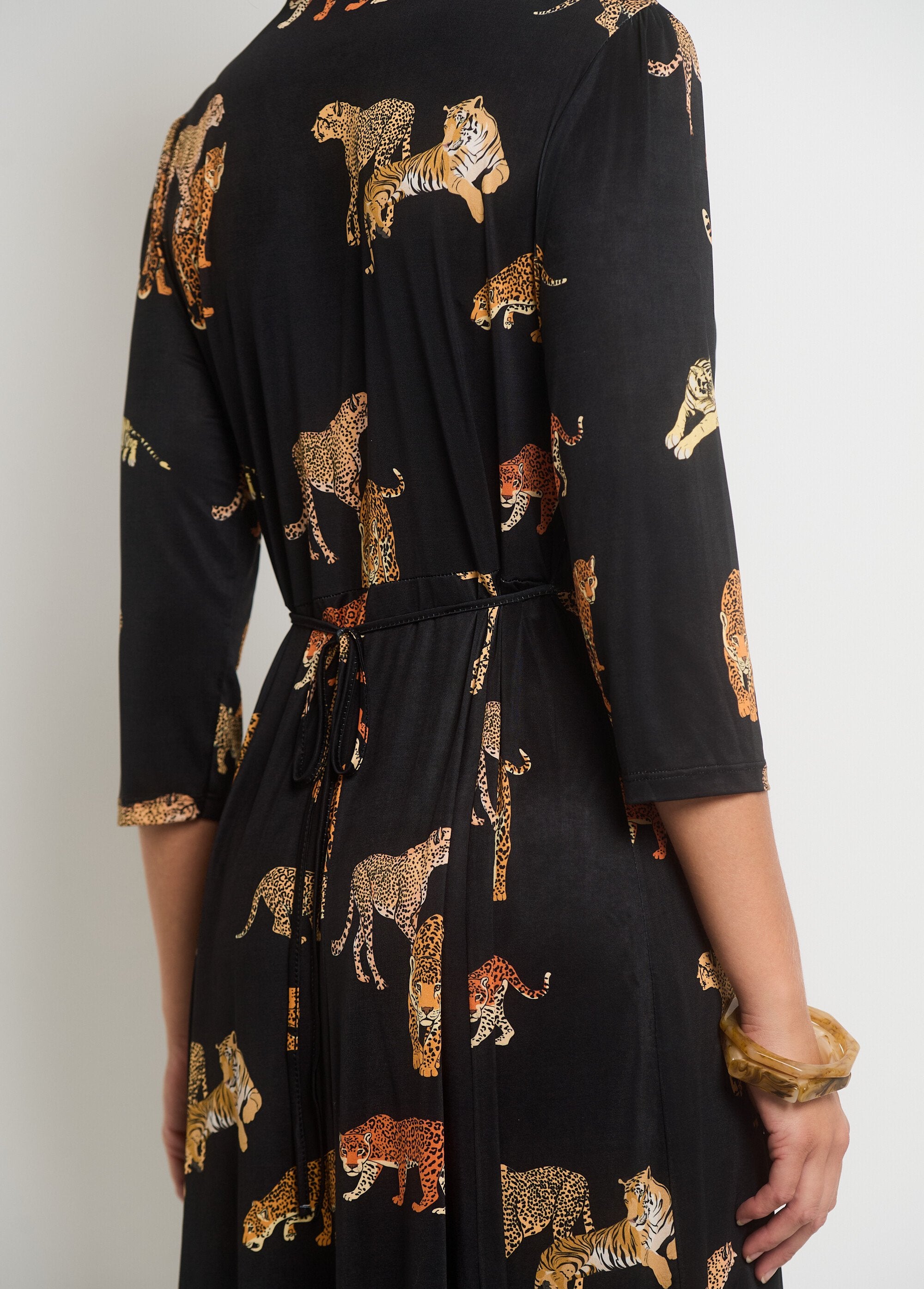 Flowing_animal_print_dress_with_V-neck_Black_prints_DE3_slim