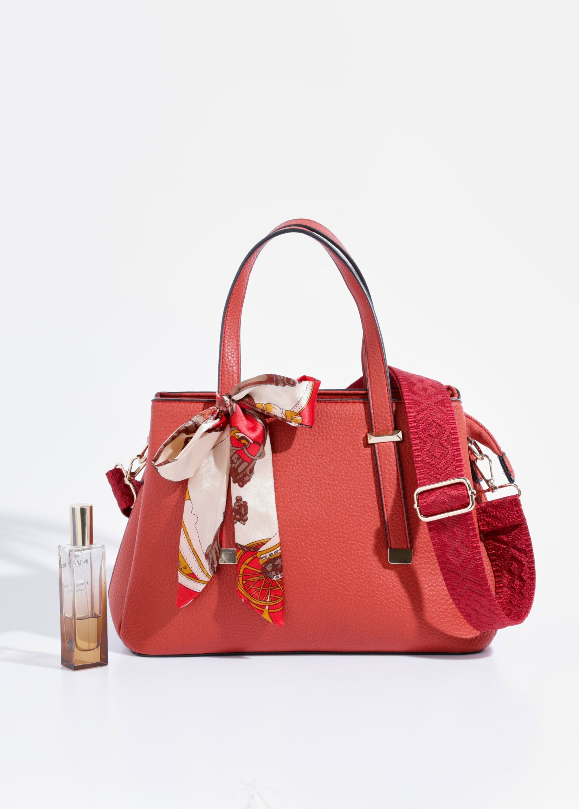 Handbag_carried_on_the_shoulder_or_by_hand_Tomette_FA1_slim