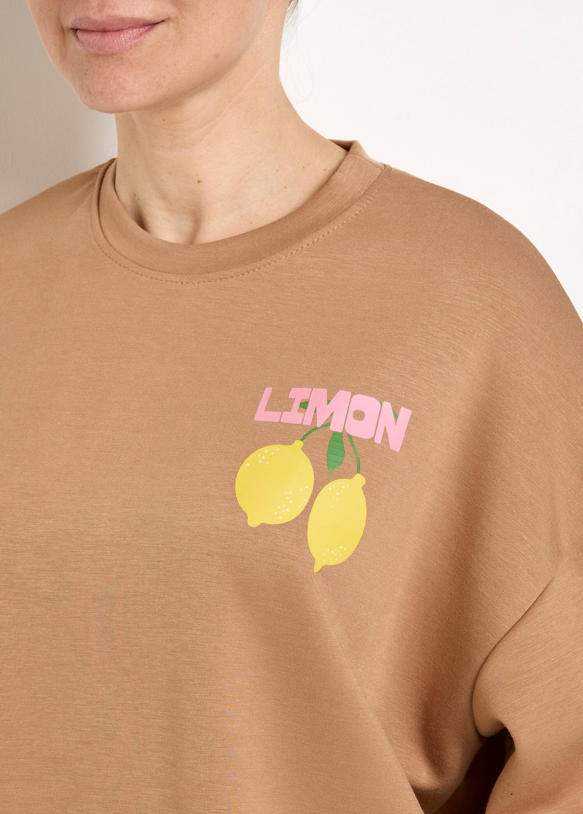 Soft_knit_lemon_pattern_round_neck_sweatshirt_camel_DE1_slim