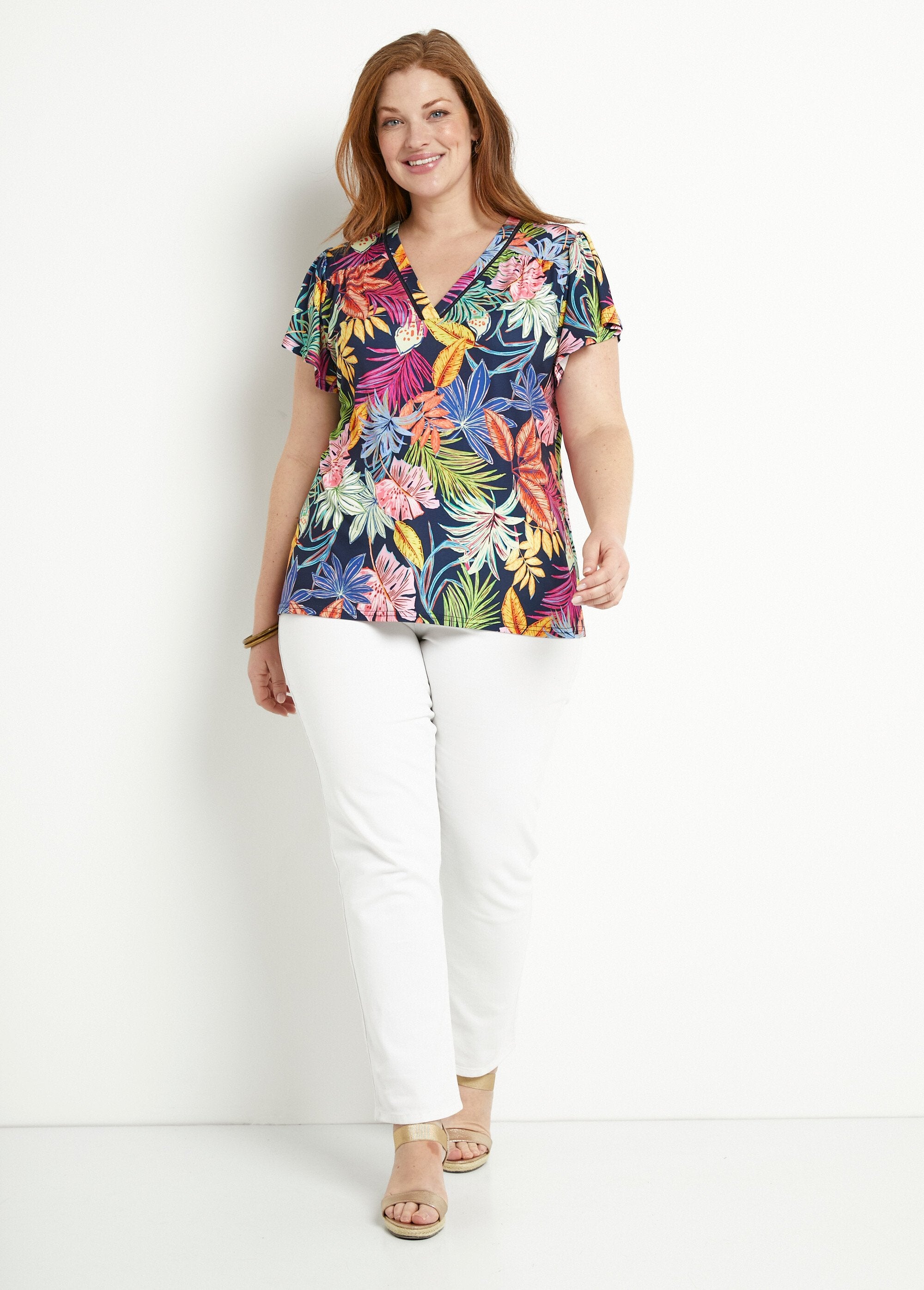 Loose_V-neck_leaf_print_short-sleeved_T-shirt_Navy_and_pink_SF1_curvy
