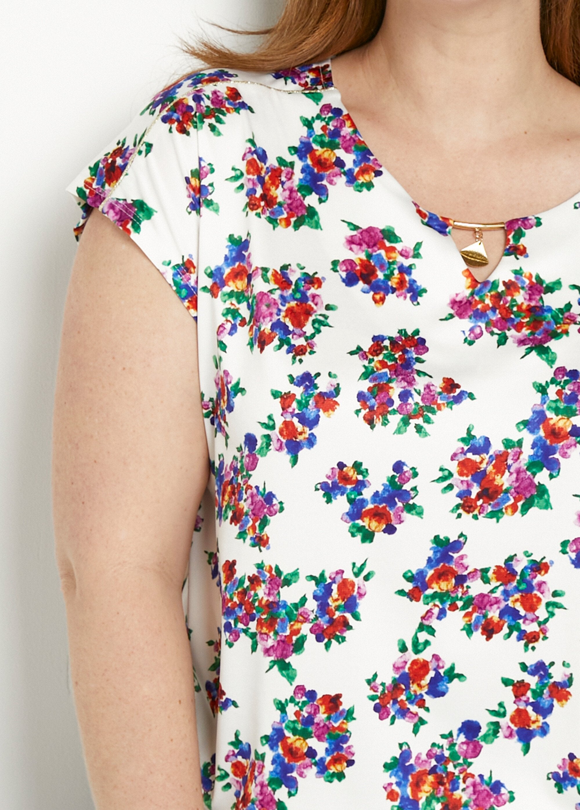 Floral_jewel_collar_blouse_T-shirt_White_background_DE1_curvy