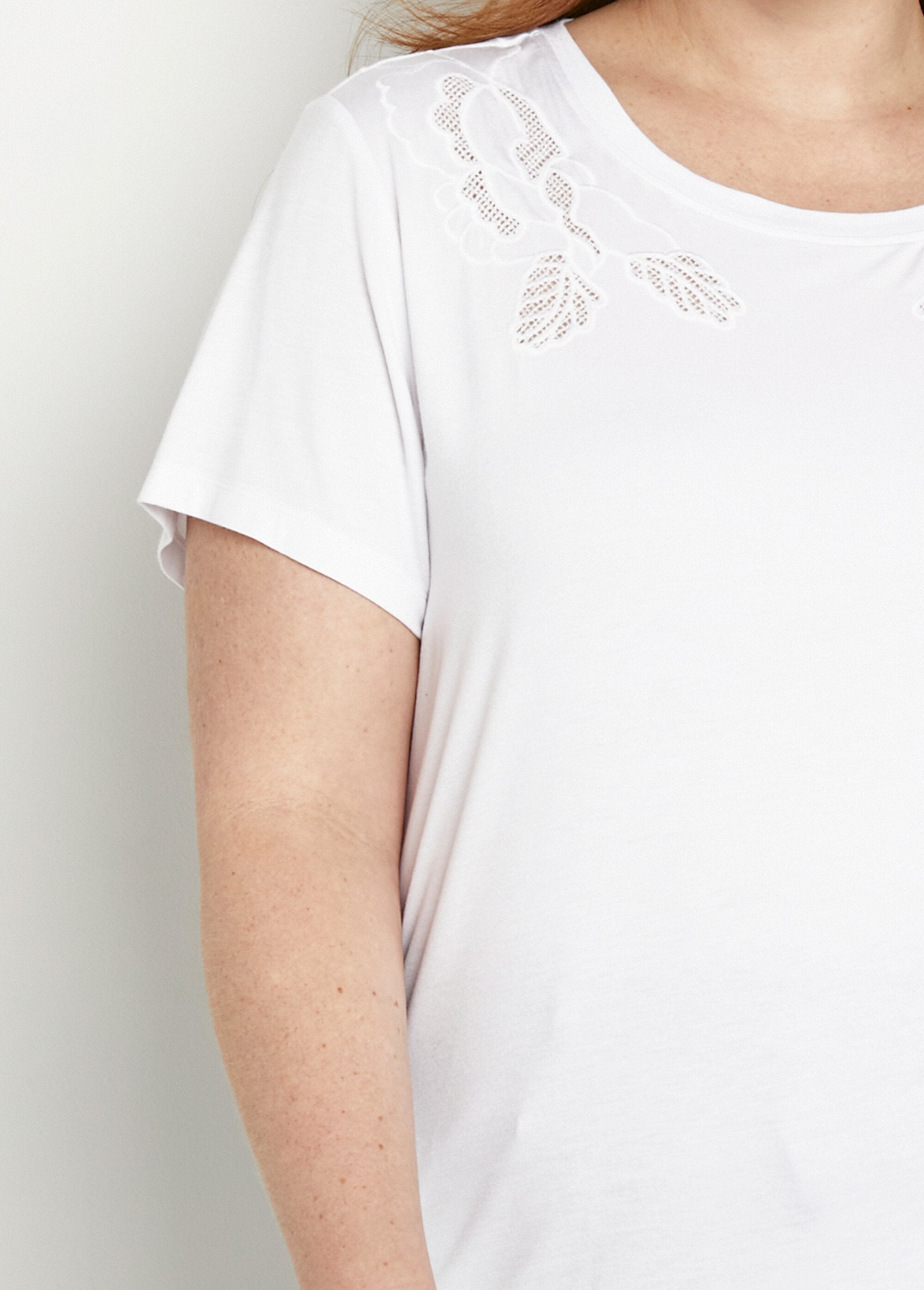 Openwork_embroidered_cotton_round_neck_T-shirt_White_DE1_curvy