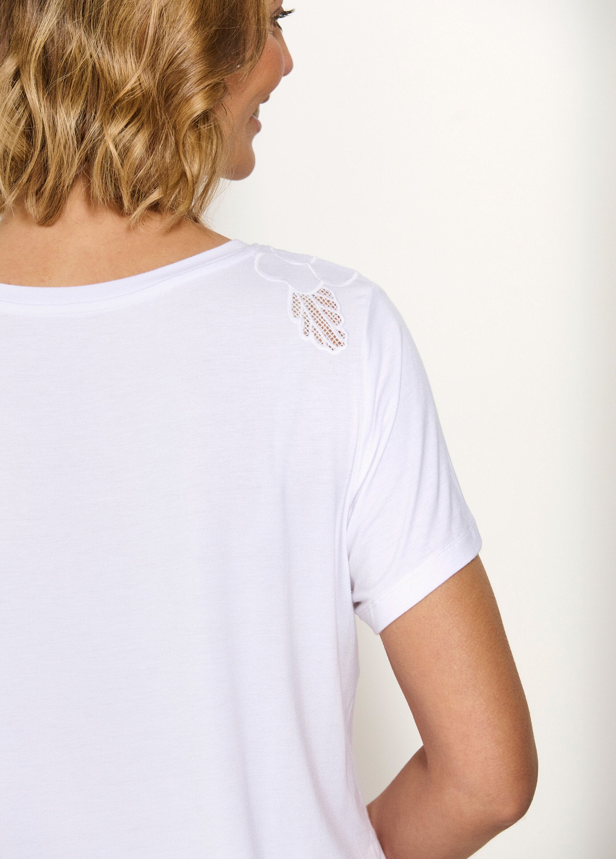 Openwork_embroidered_cotton_round_neck_T-shirt_White_DE2_slim