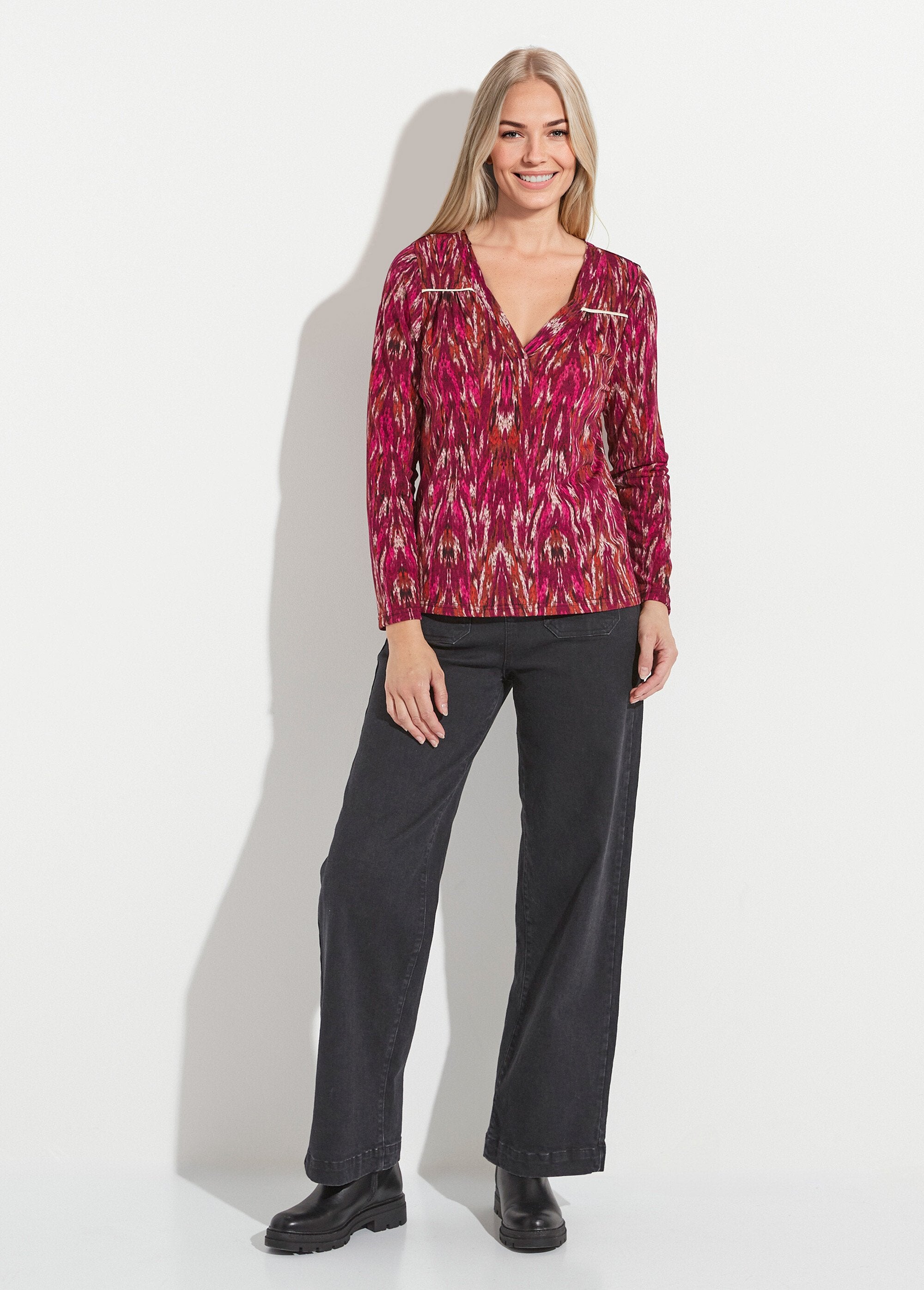 Warm_V-neck_printed_long-sleeved_T-shirt_Blackcurrant_and_beige_SF1_slim