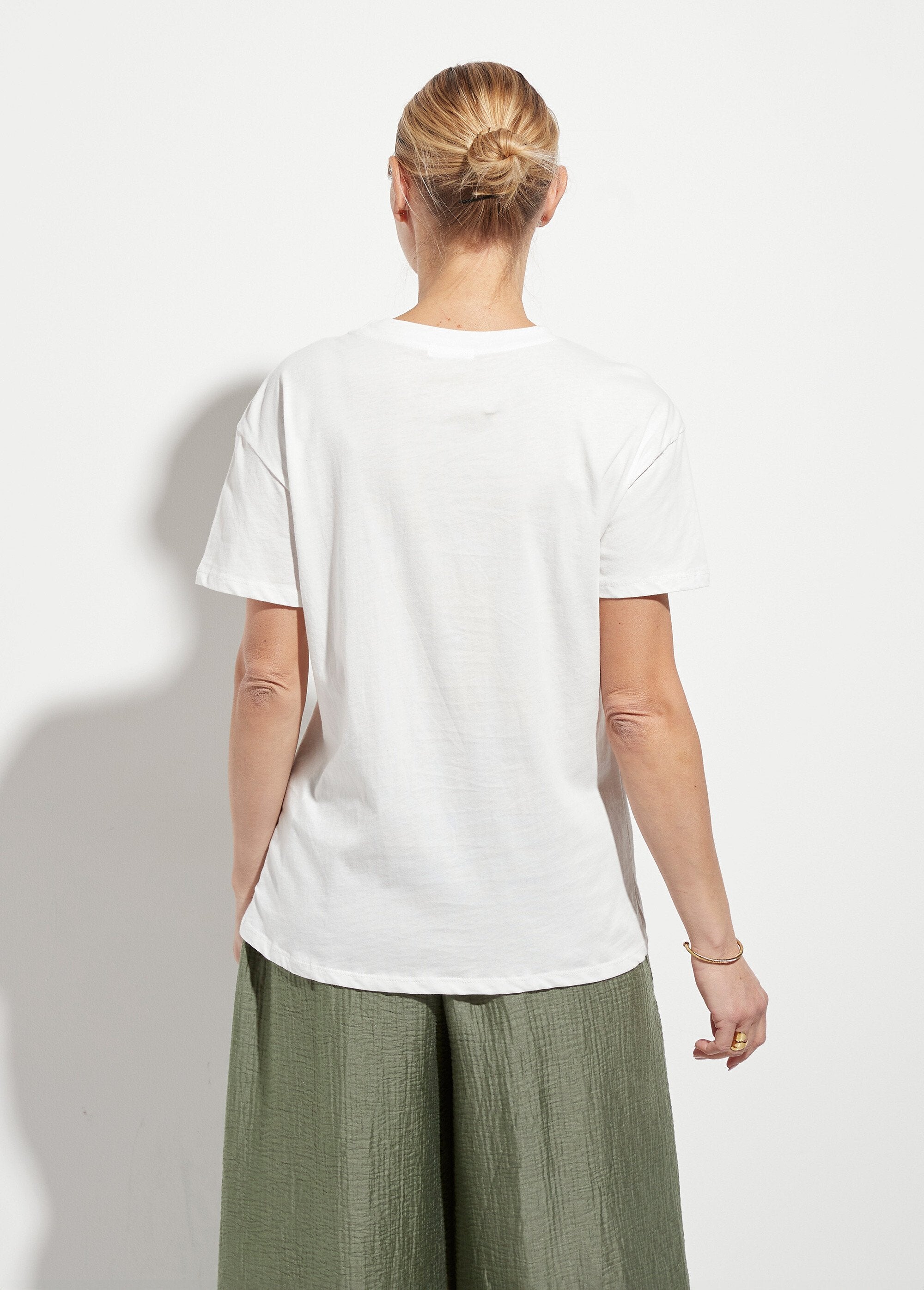 Round_neck_T-shirt_with_small_embroidered_hearts_White_DO1_slim