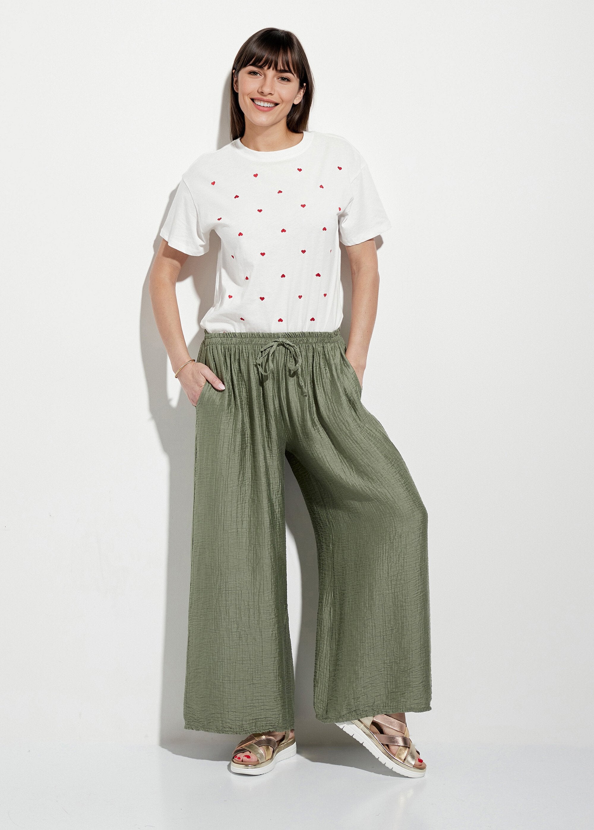 Round_neck_T-shirt_with_small_embroidered_hearts_White_SF1_slim