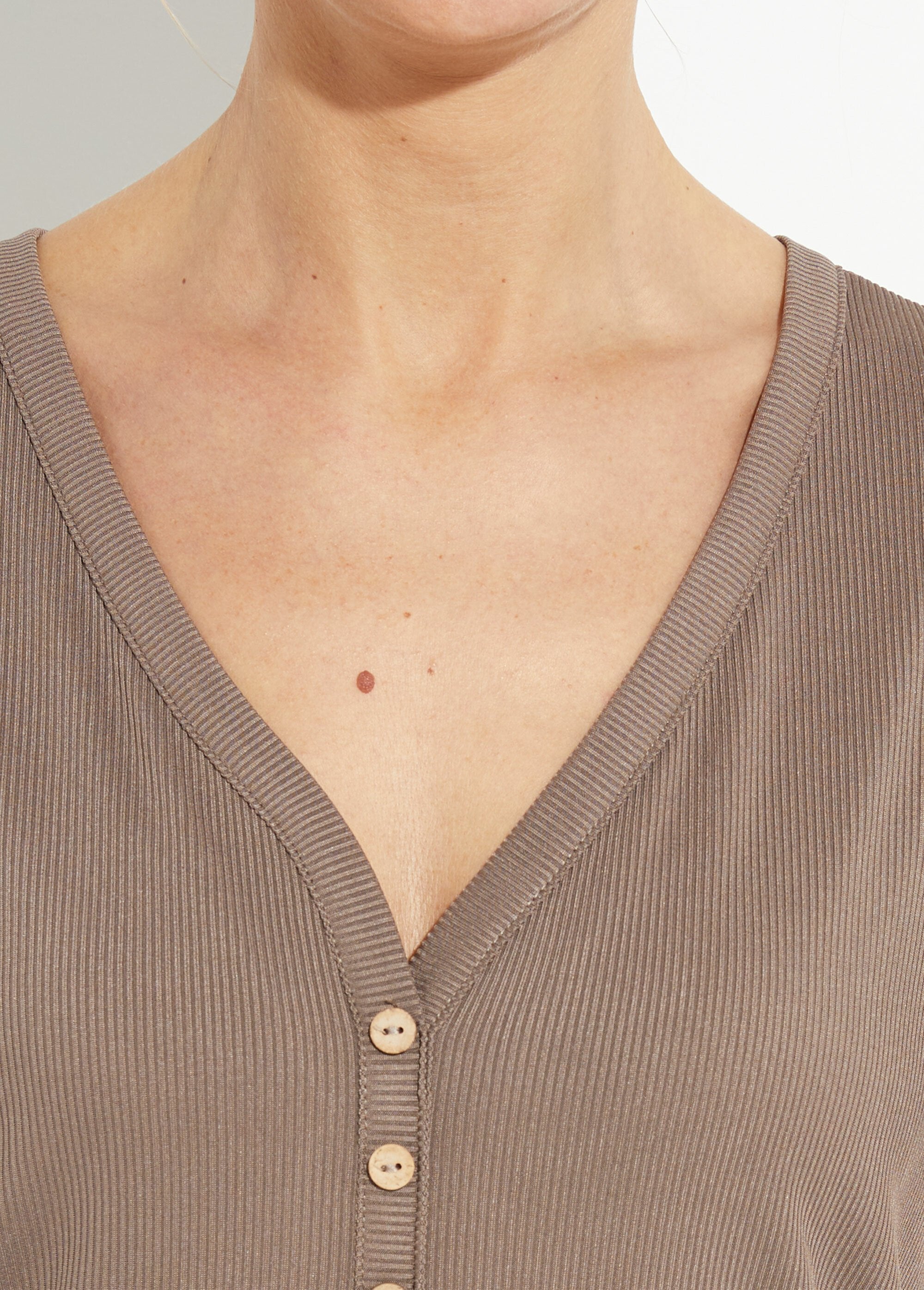 Ribbed_jersey_V-neck_T-shirt,_Essential_Mole_DE1_slim