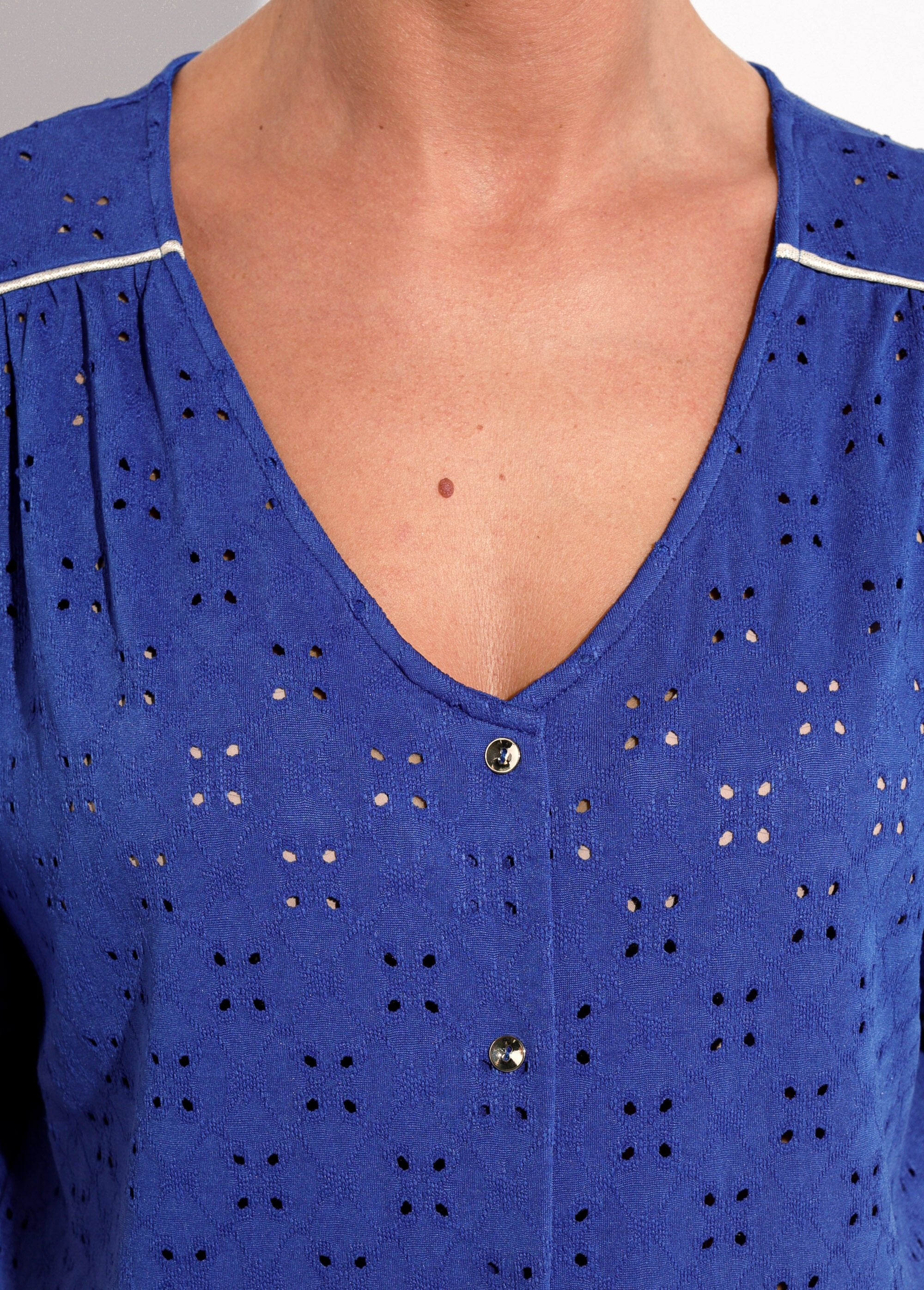 T-shirt_col_V_maille_effet_broderie_Bleu_dur_DE1_slim