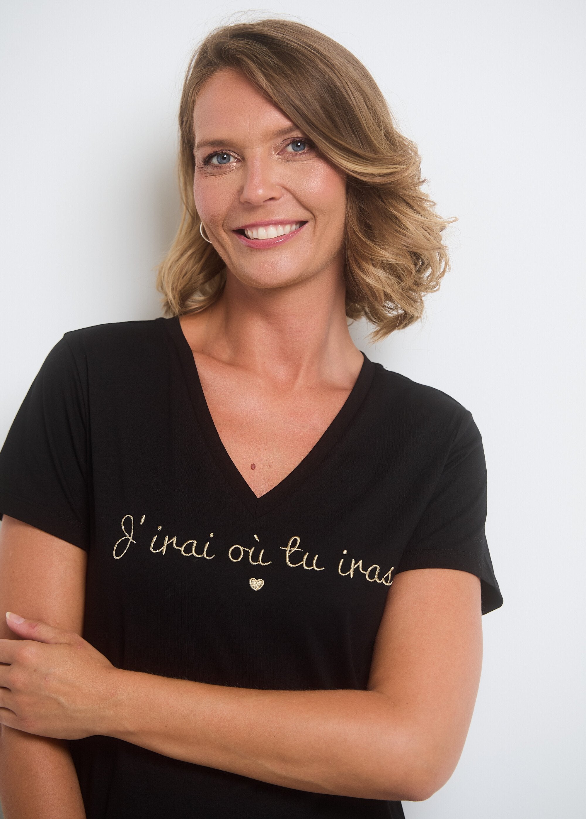 Short-sleeved_V-neck_T-shirt_with_message_Black_DE1_slim