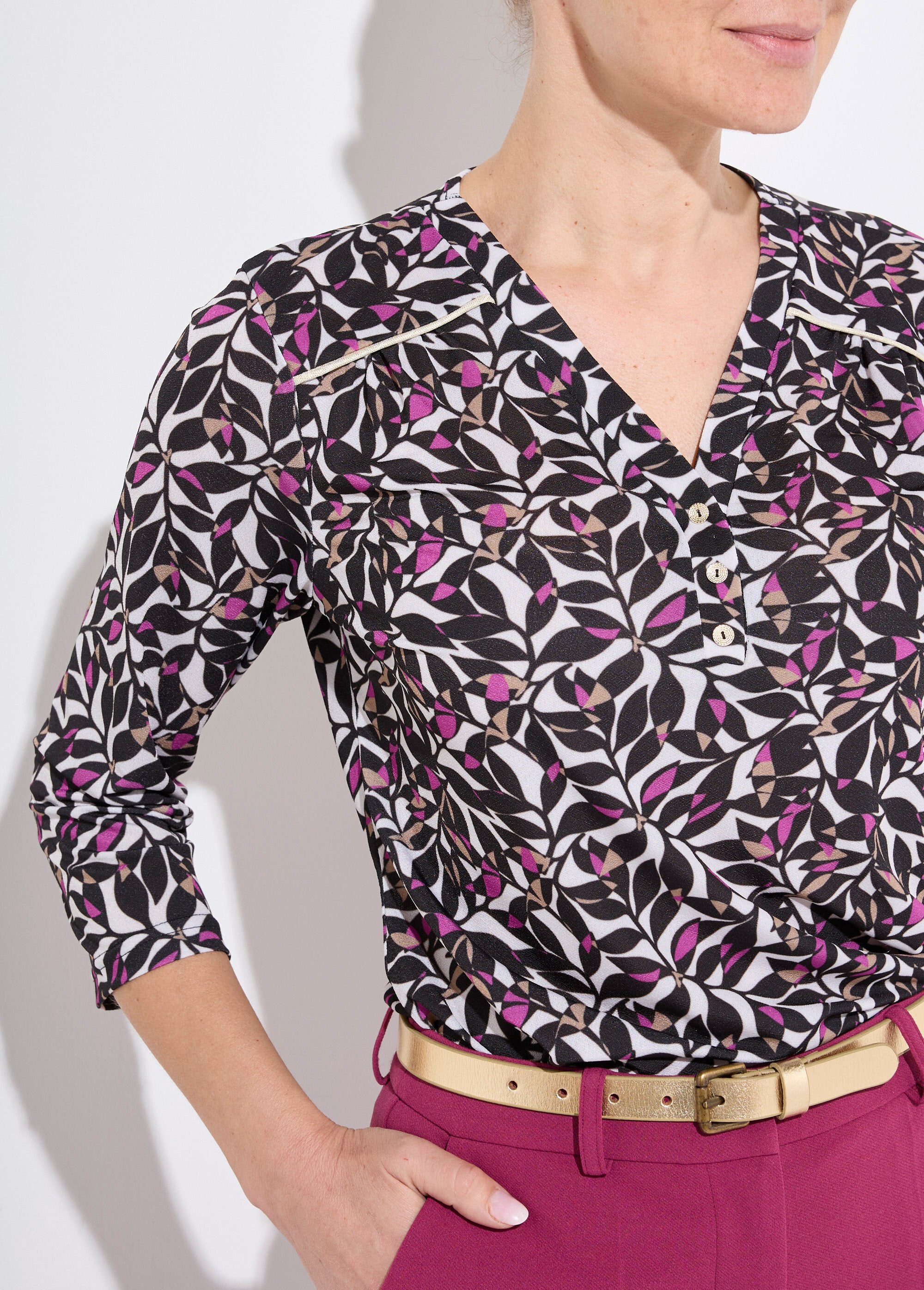 Short_V-neck_T-shirt_with_3/4_sleeves_and_leaf_print_Ecru_and_pink_DE1_slim