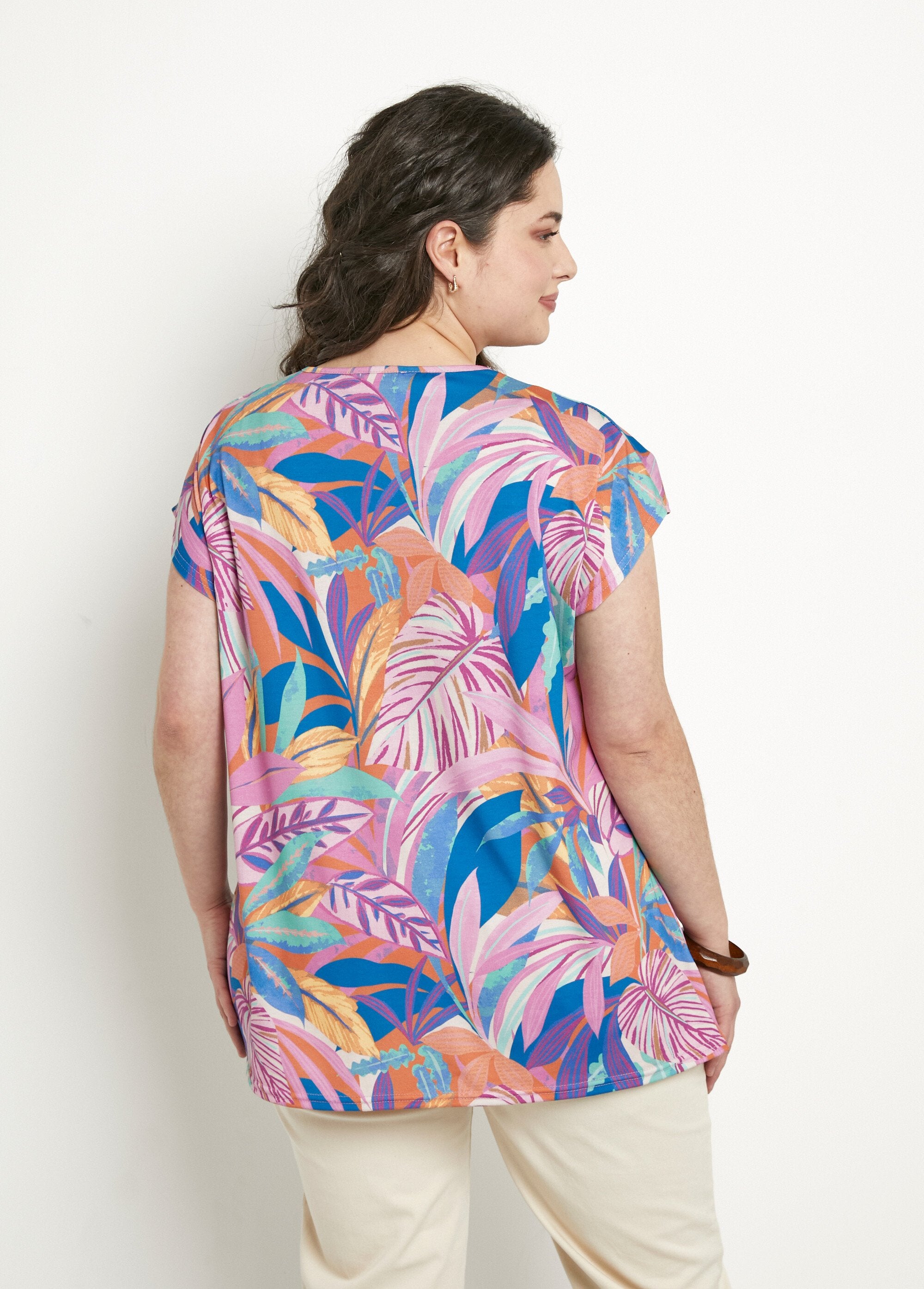 Loose_long_t-shirt_with_short_sleeves_and_print_Pink_and_blue_DO1_curvy