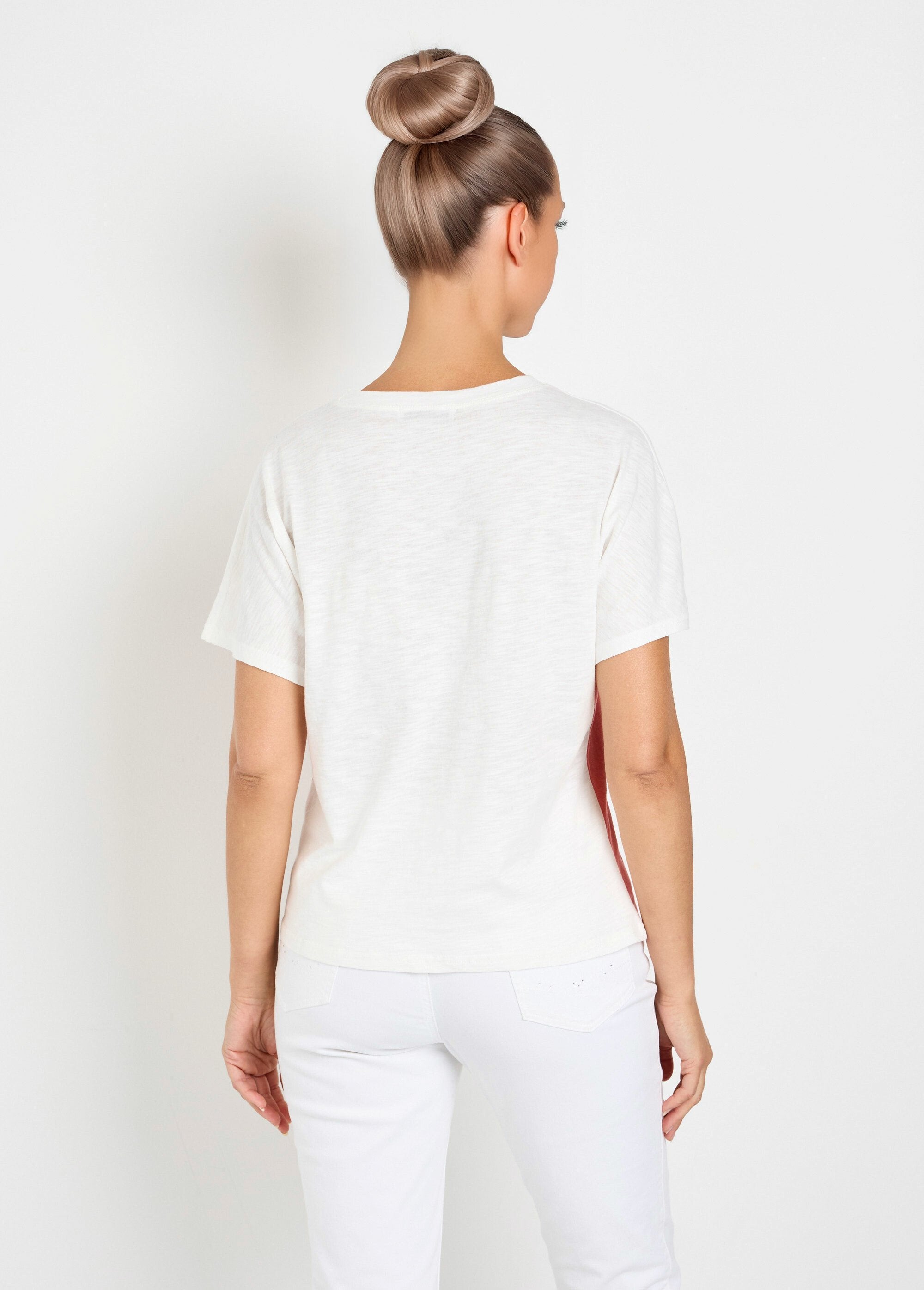 Two-tone_flame-knit_T-shirt_with_message_Coral_and_white_DO1_slim