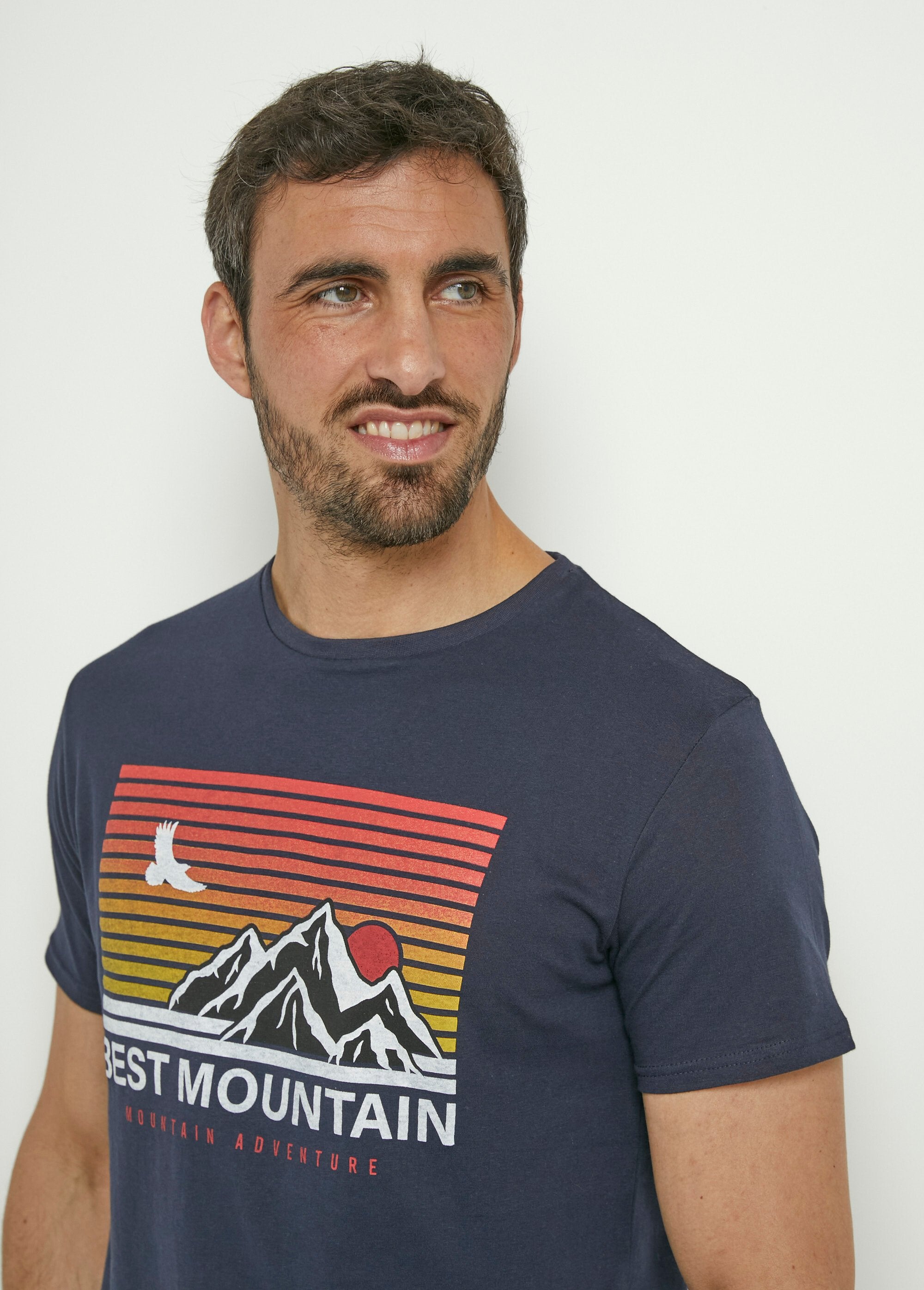 Short-sleeved_mountain_pattern_T-shirt_Marine_DE1_slim