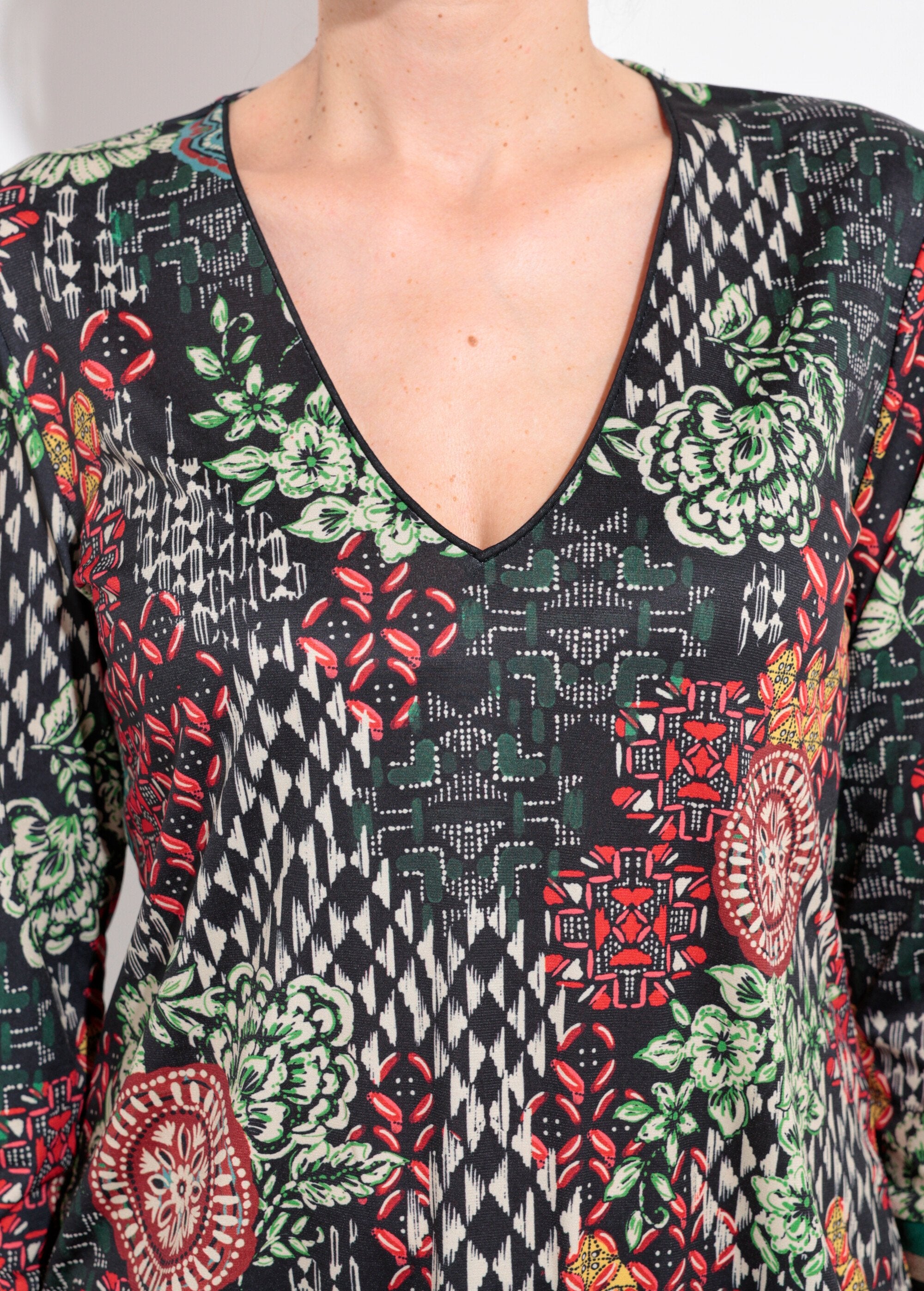 V-neck_tunic_with_patchwork_ribbed_details_Green_and_orange_DE1_slim