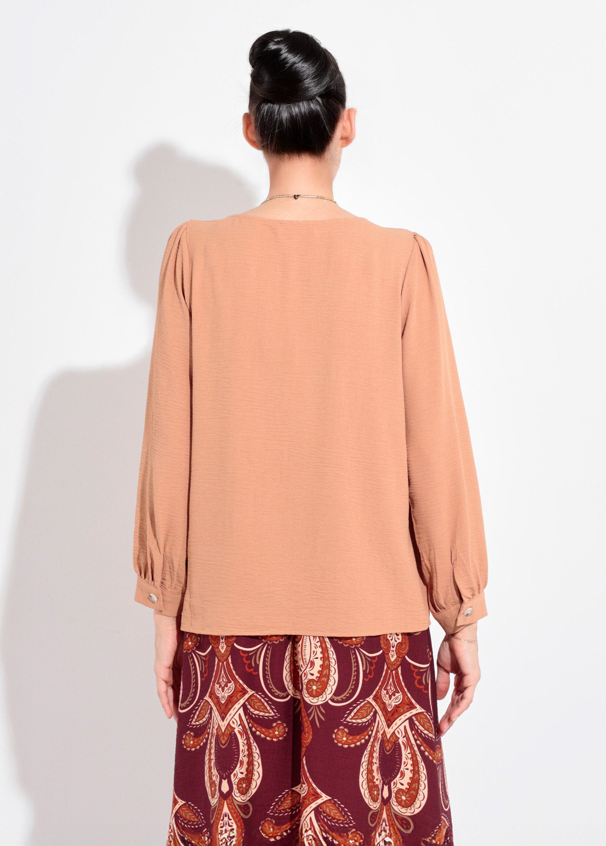 Buttoned,_embossed_tunic_with_V-neck_camel_DO1_slim