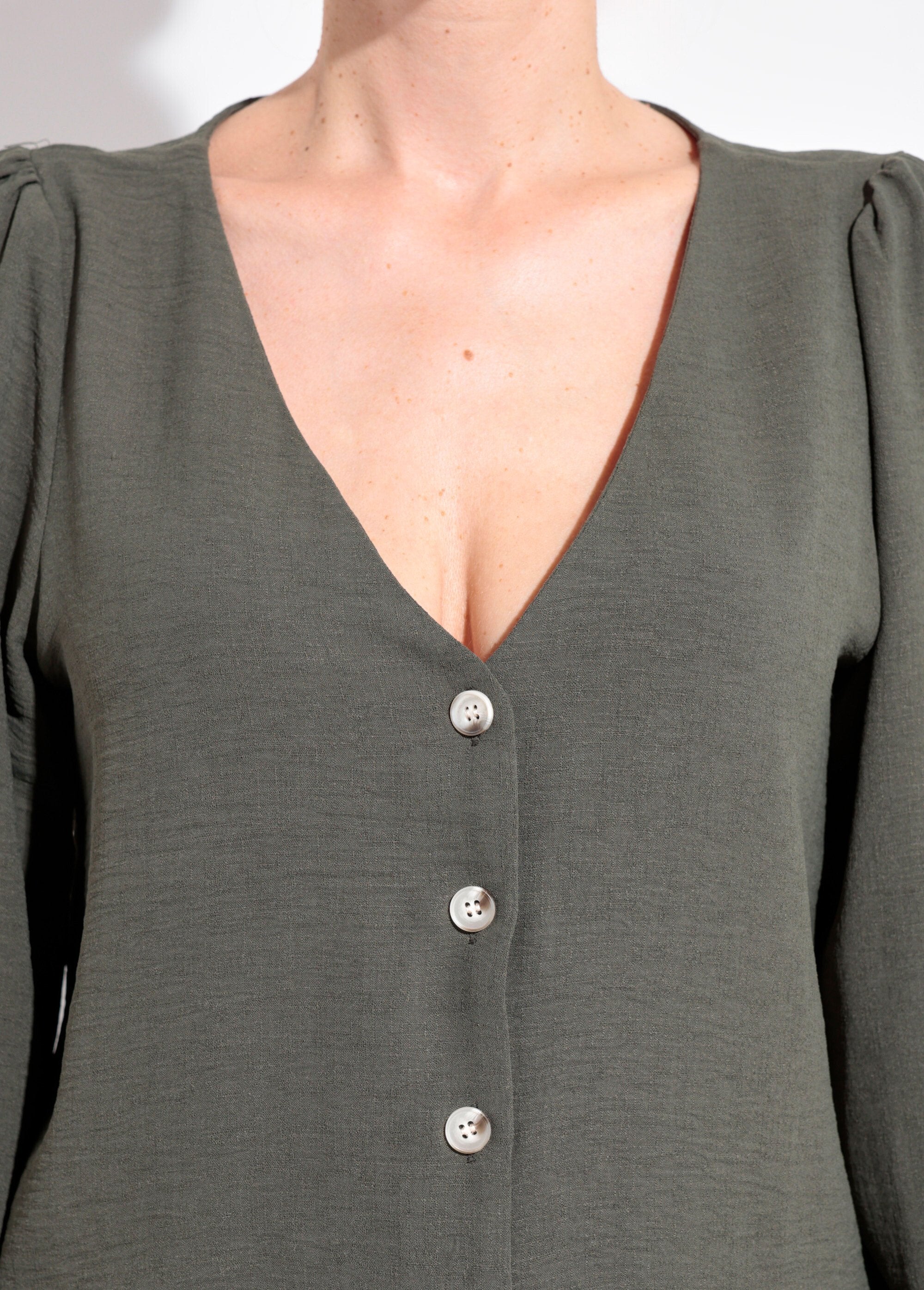 Buttoned,_embossed_tunic_with_V-neck_Khaki_DE1_slim