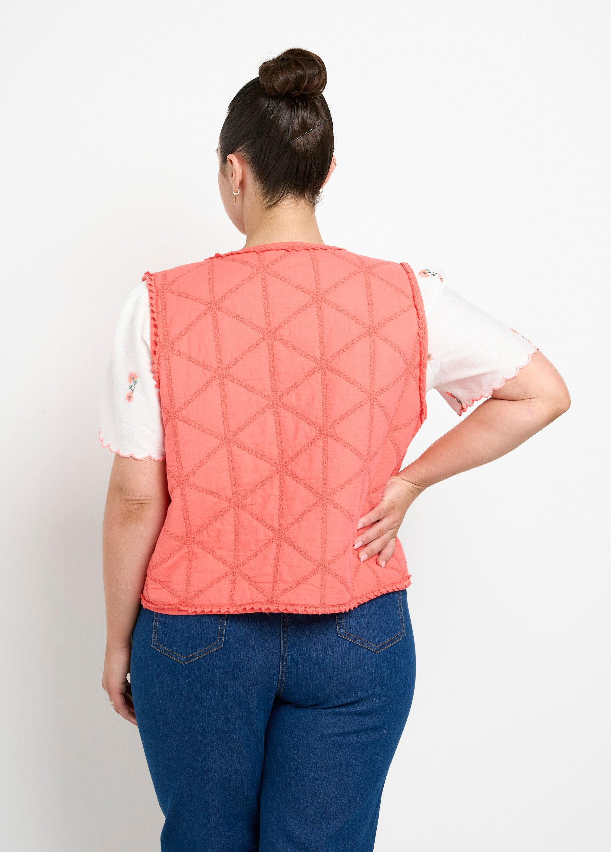Sleeveless_embroidered_quilted_jacket_Coral_DO1_curvy