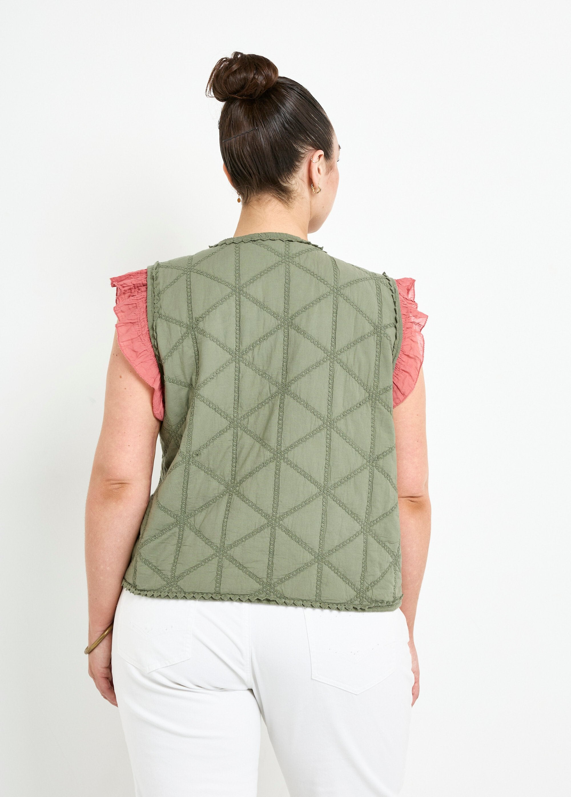 Sleeveless_embroidered_quilted_jacket_Khaki_DO1_curvy