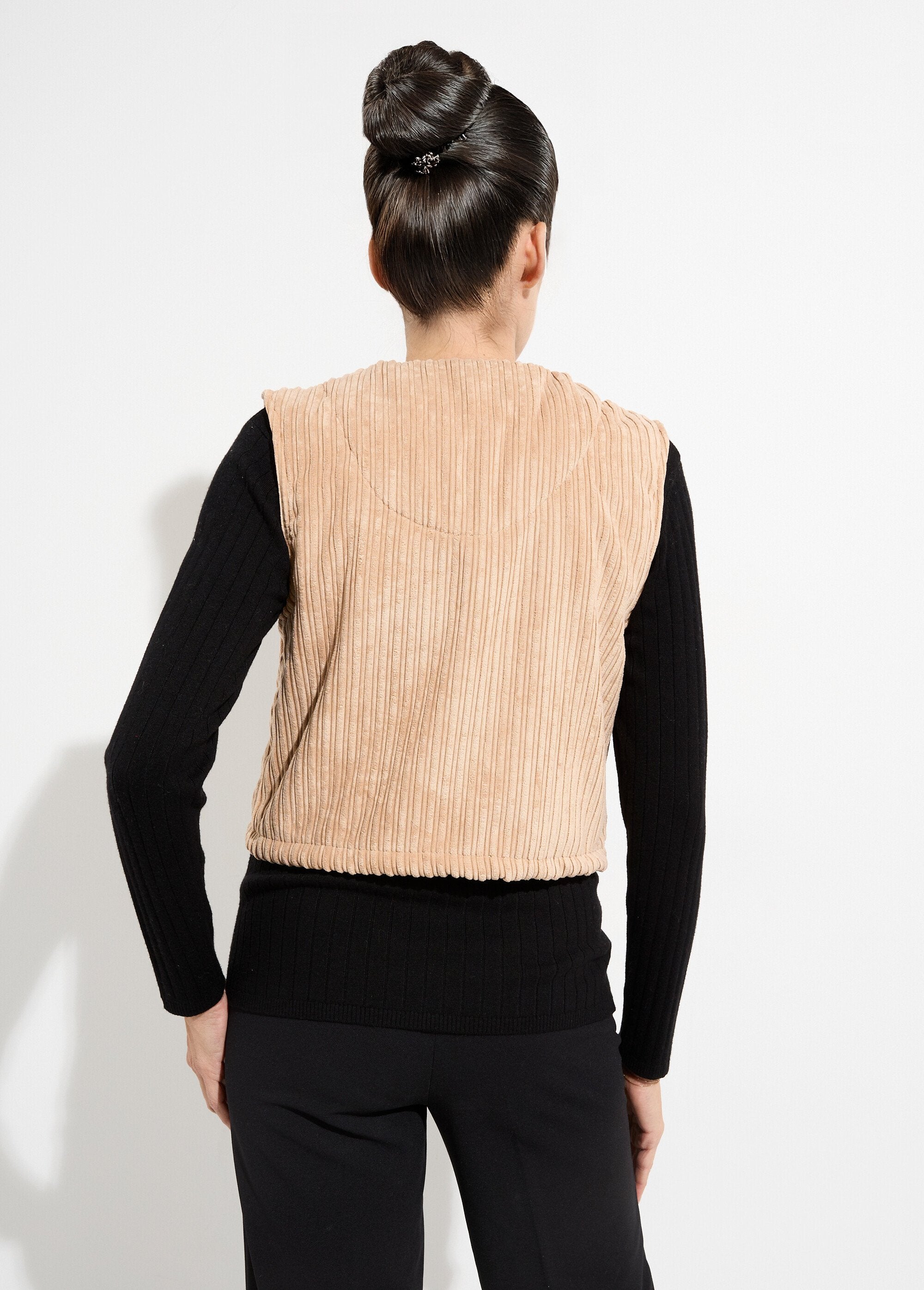 Sleeveless_V-neck_zipped_velvet_jacket_camel_DO1_slim