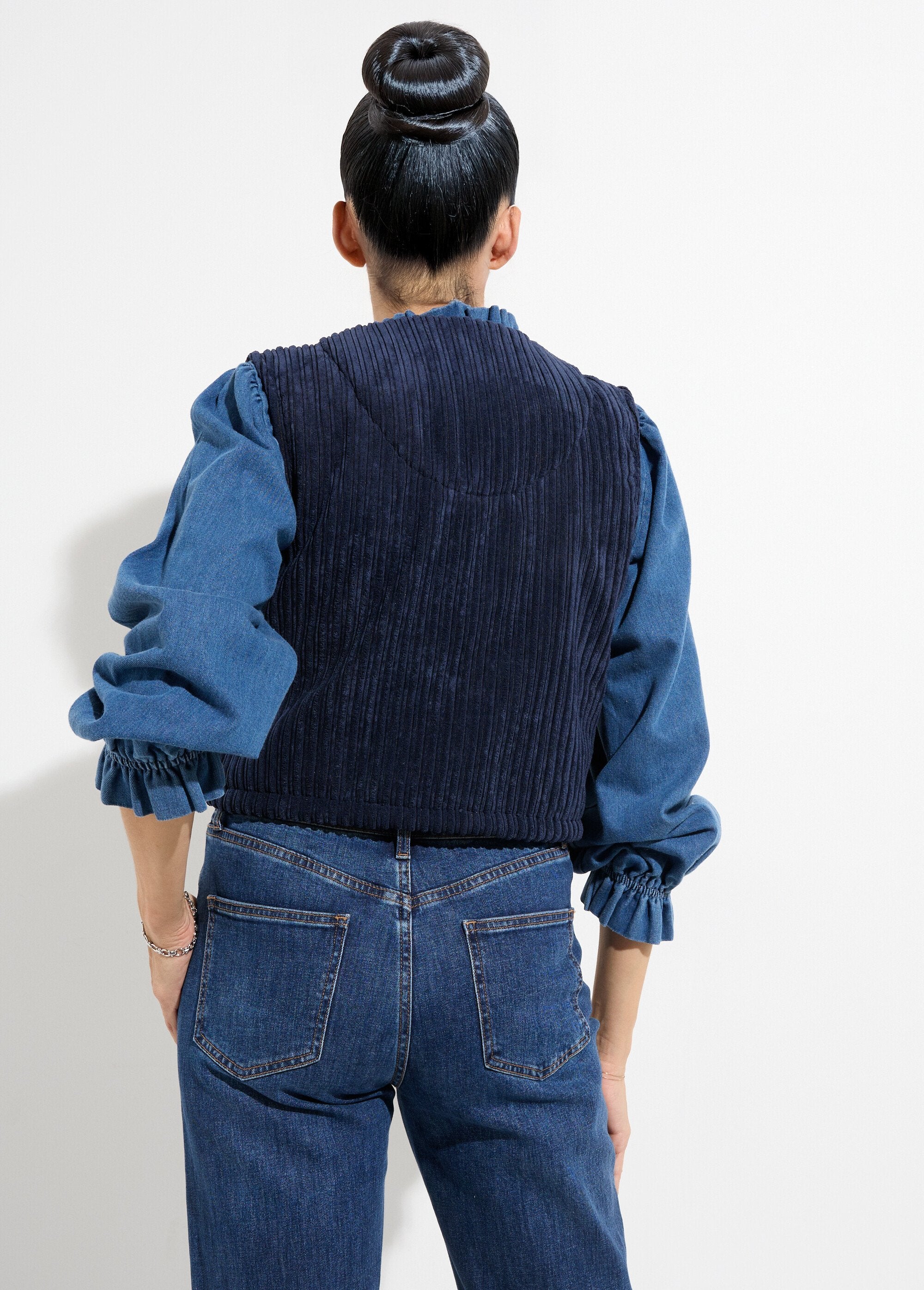 Sleeveless_V-neck_zipped_velvet_jacket_Marine_DO1_slim