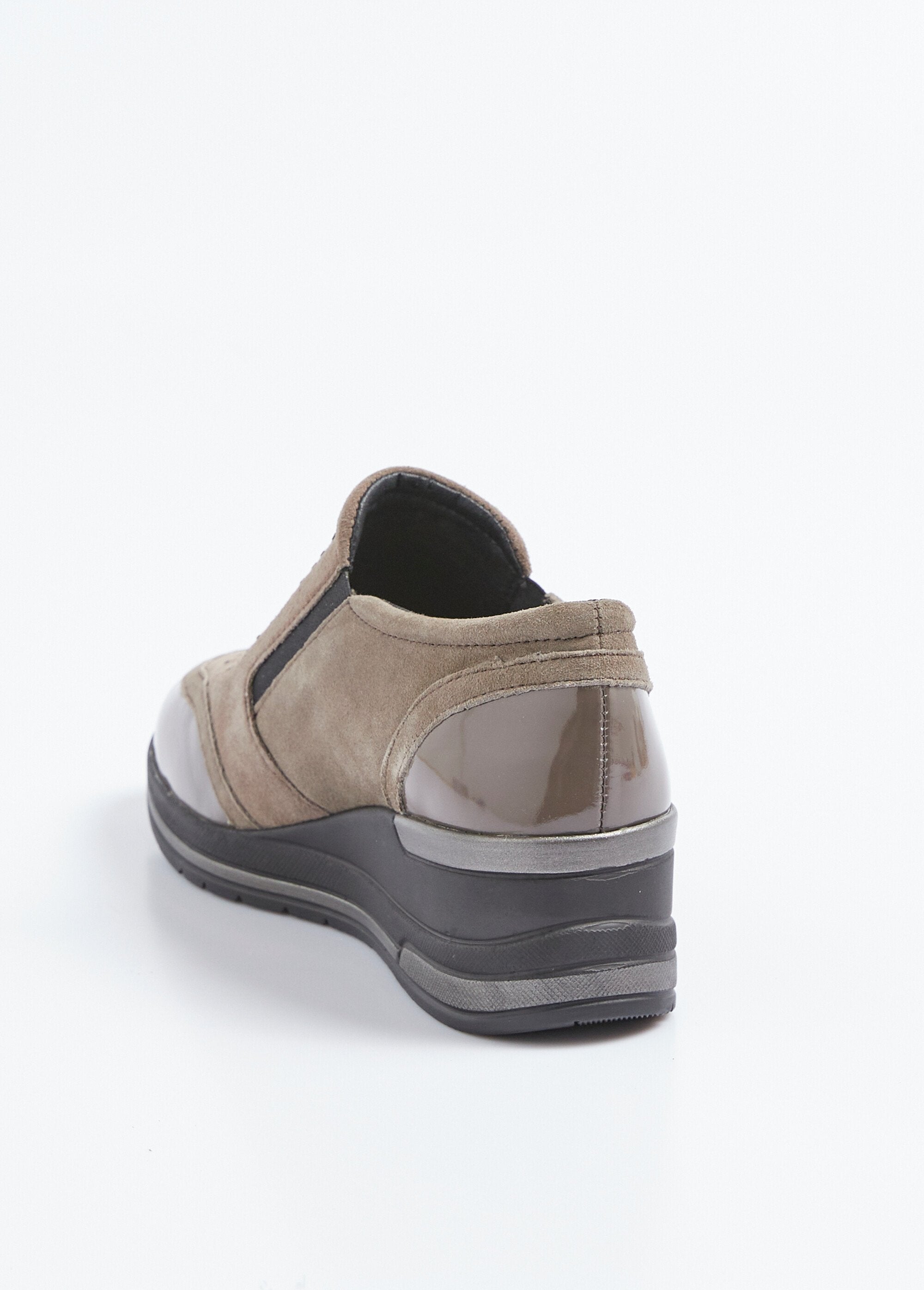 Baskets_compensées,_cuir_suédé_et_vernis_Taupe_DO1_slim
