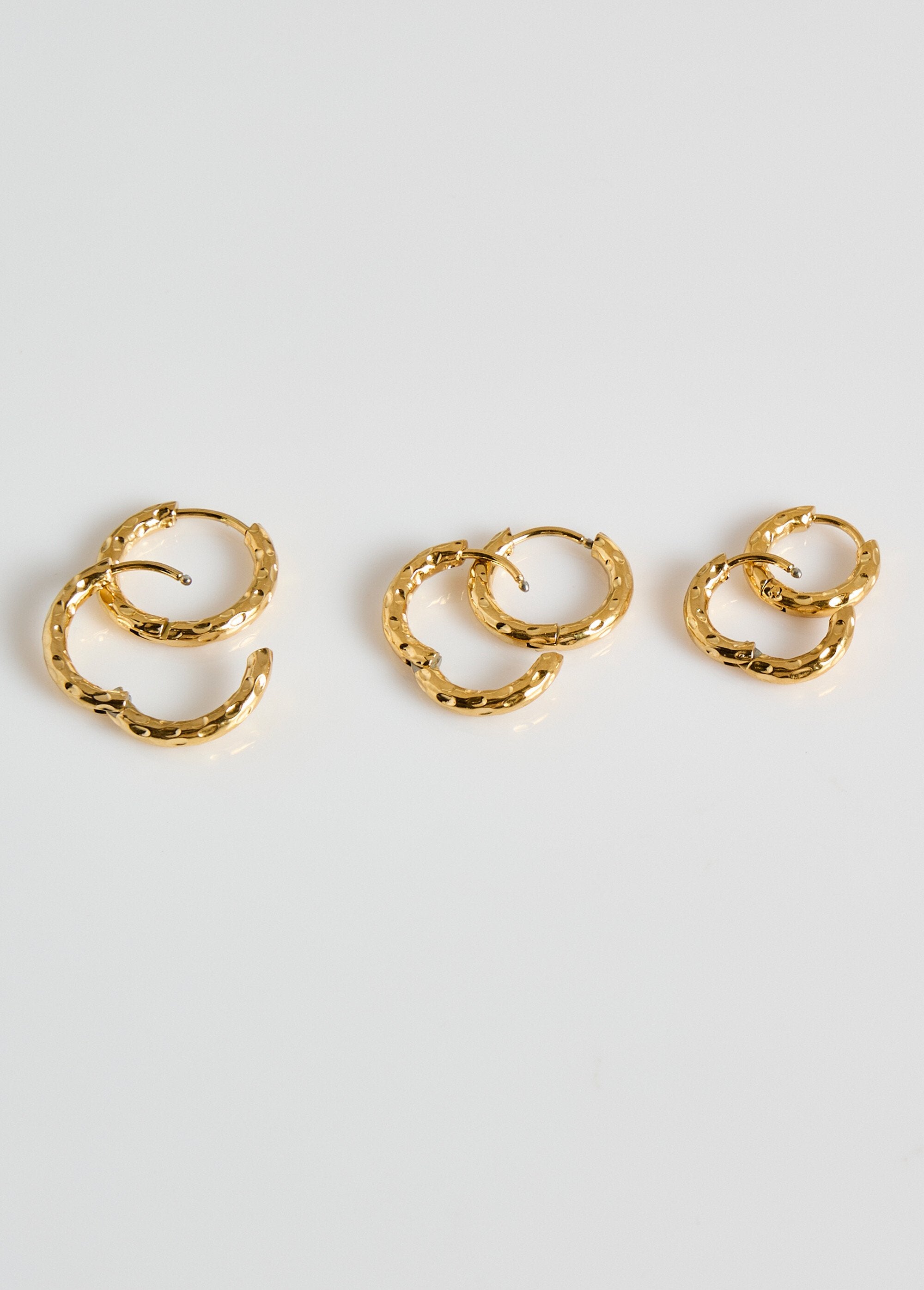 Hammered_stainless_steel_hoop_earrings,_assorted_sizes_Golden_DE1_slim