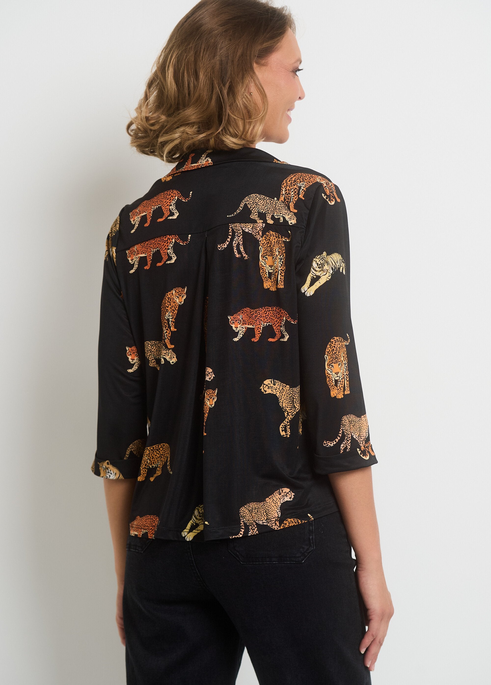 V-neck_animal_print_short_blouse_Black_prints_DO1_slim