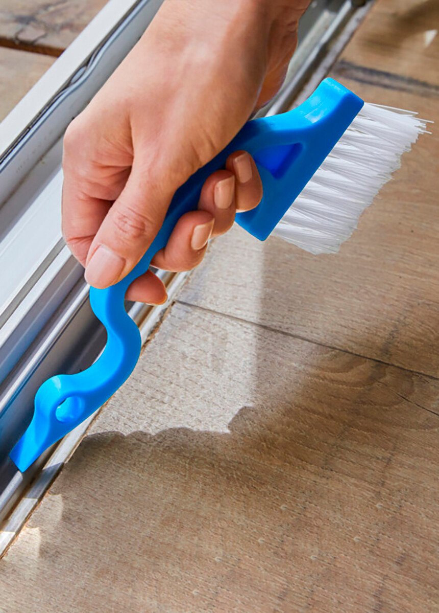 Ergonomic_brush_cleans_grooves_Blue_FA1_slim