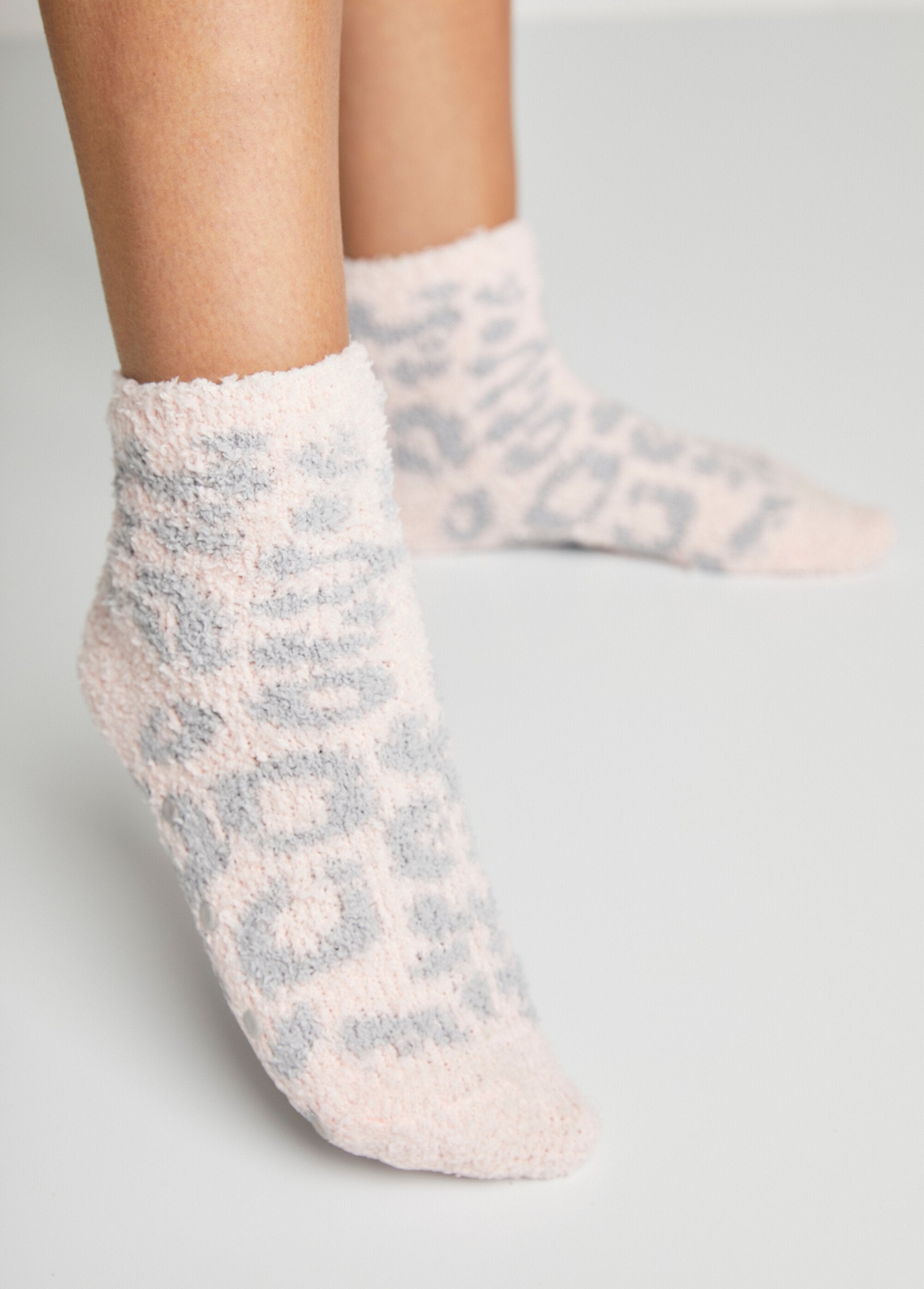 Soft_non-slip_socks_Assorted_gray_lot_2_DE1_slim