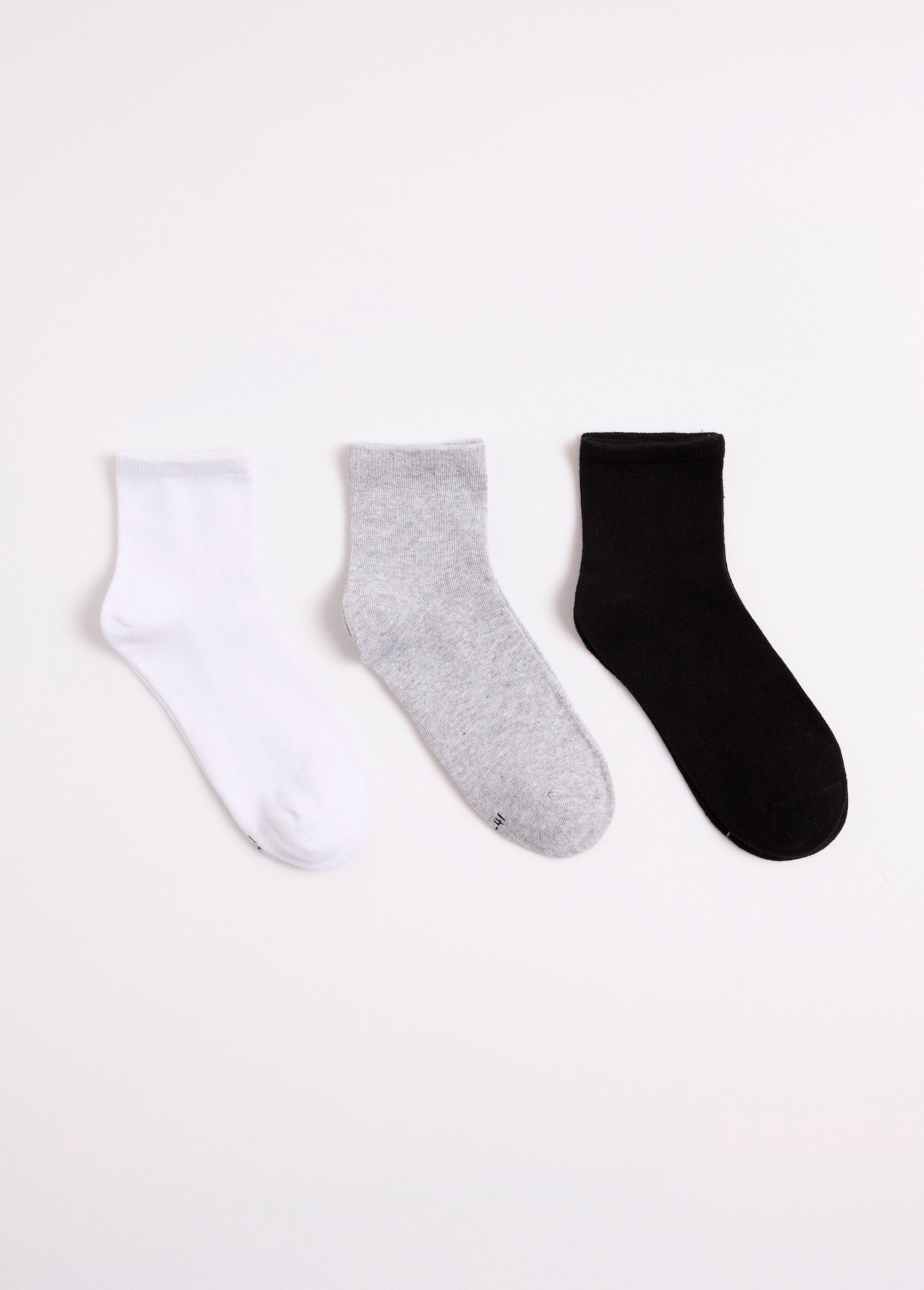 Low_socks_made_from_cotton_majority_Assorted_gray_DE1_slim