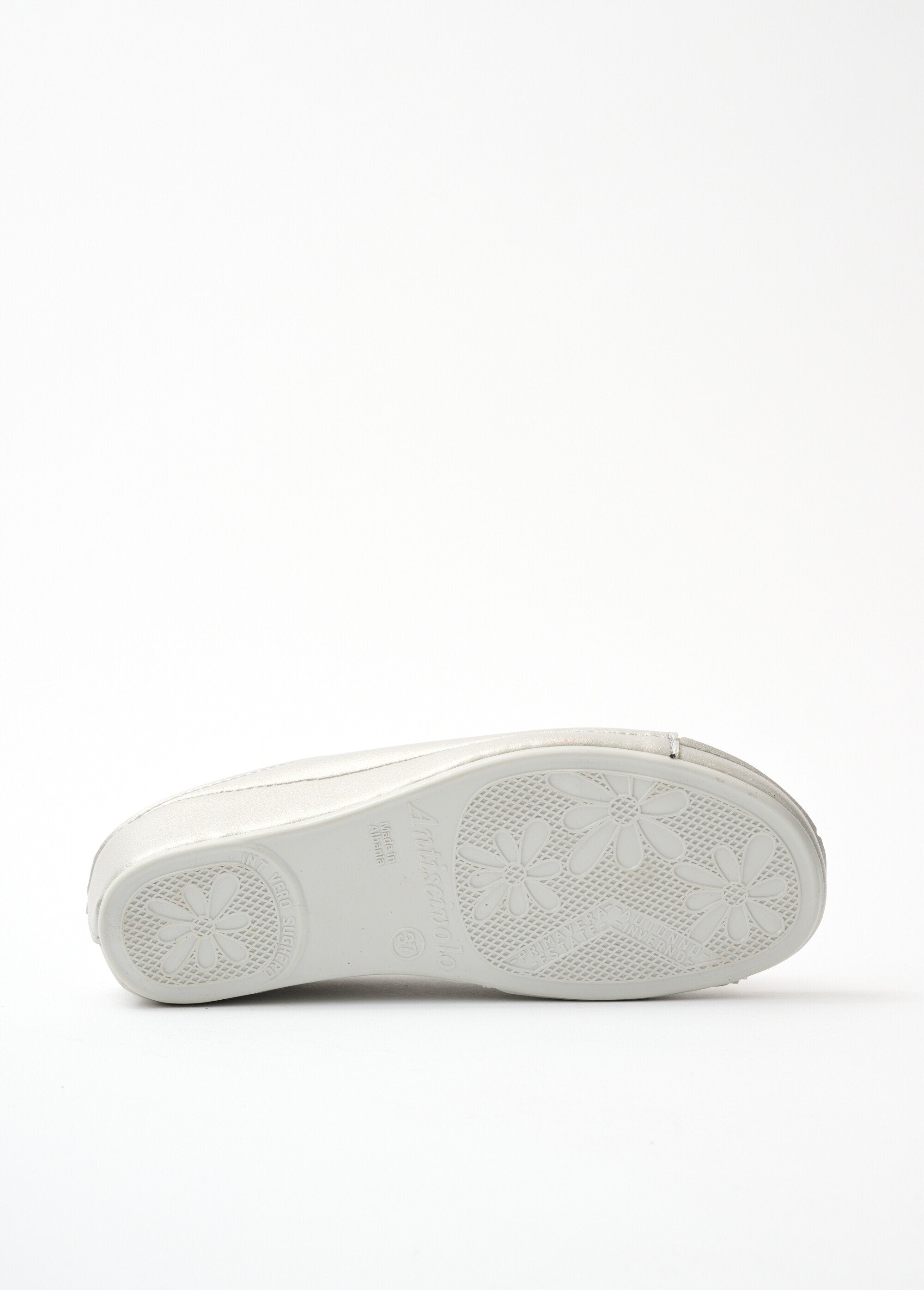 Wide_width_mule_slippers_Silver_UN1_slim