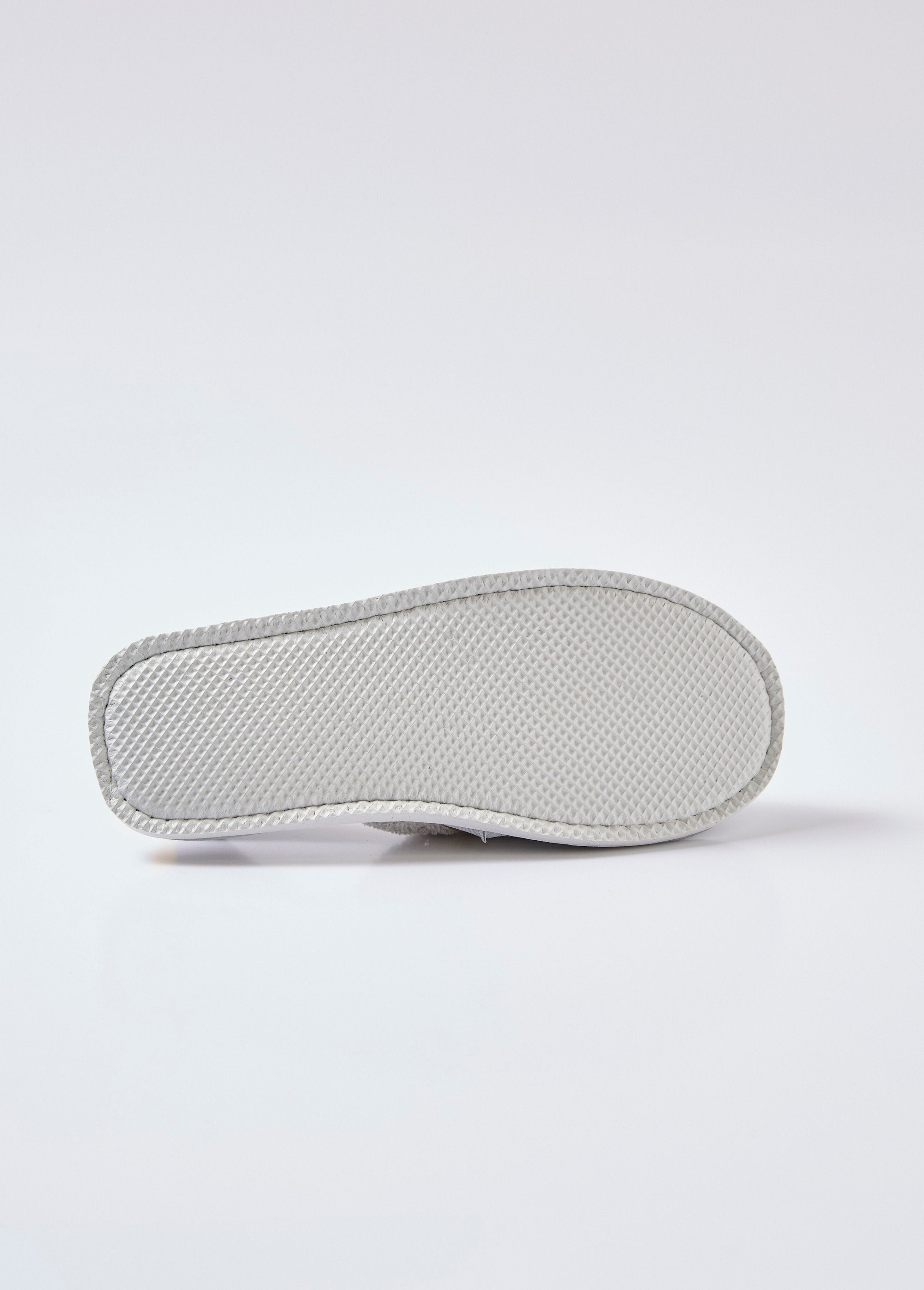 Chaussons_façon_mules,_lignes_contrastées_Gris_UN1_slim