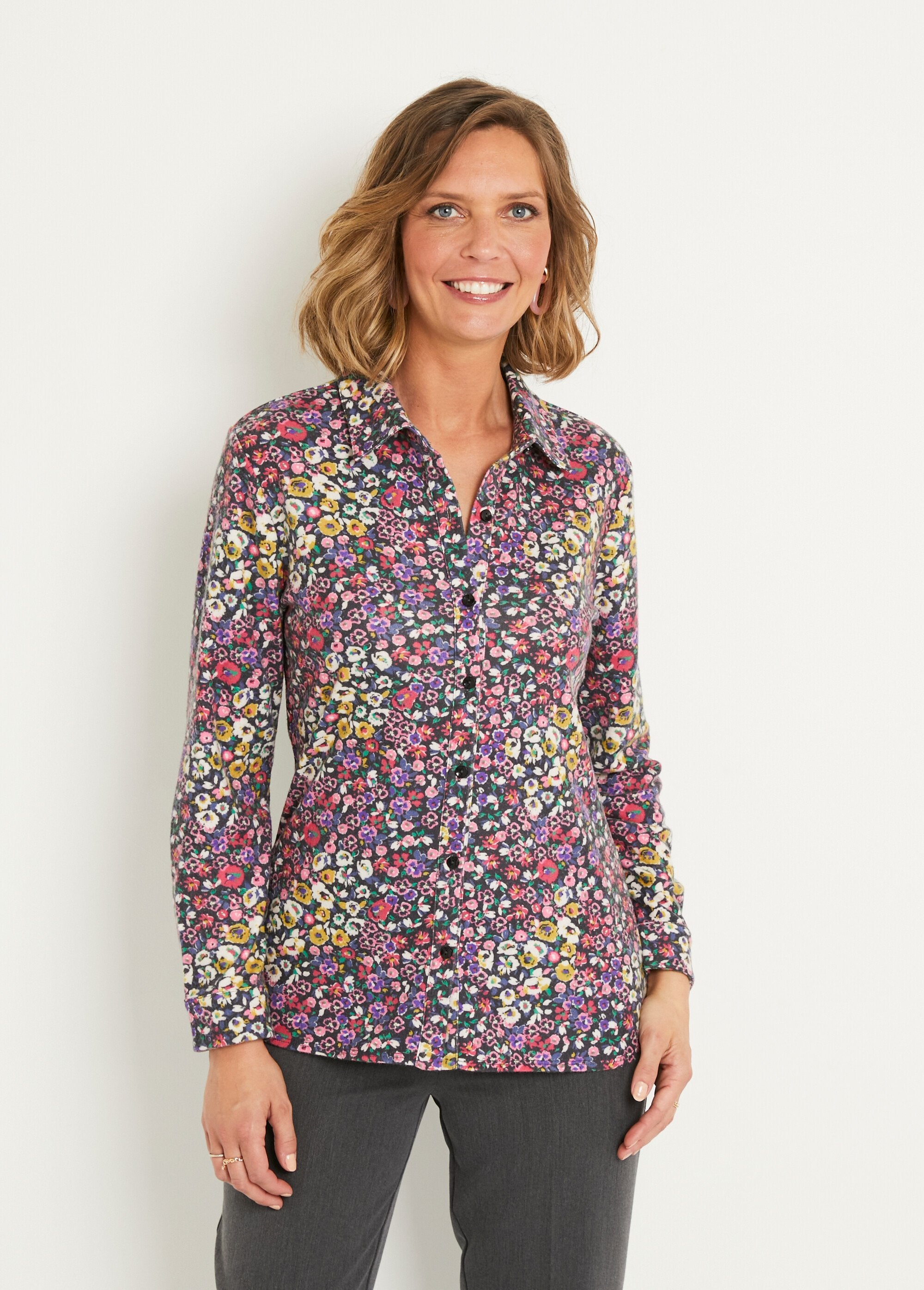 Long_floral_buttoned_blouse_in_warm_knit_Black_and_pink_FA1_slim