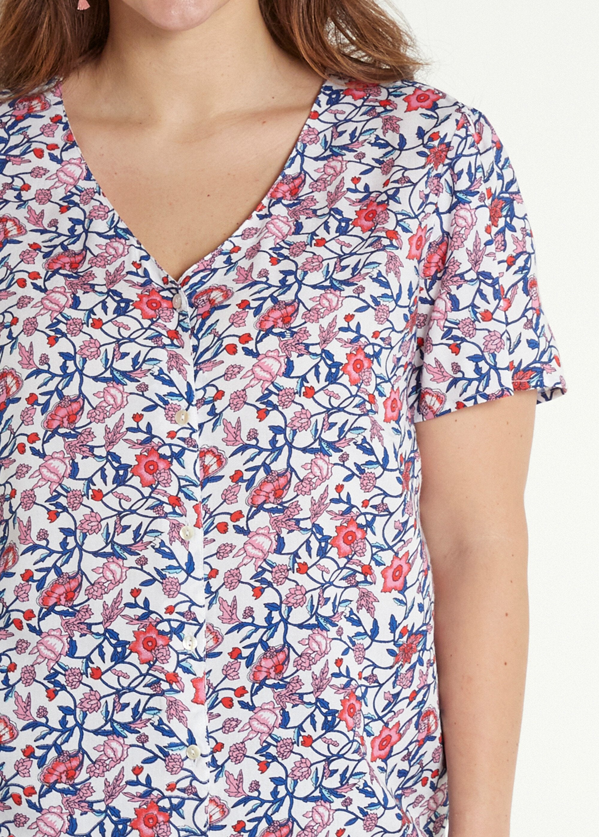 Short-sleeved_V-neck_floral_blouse_Blue_and_pink_DE1_curvy
