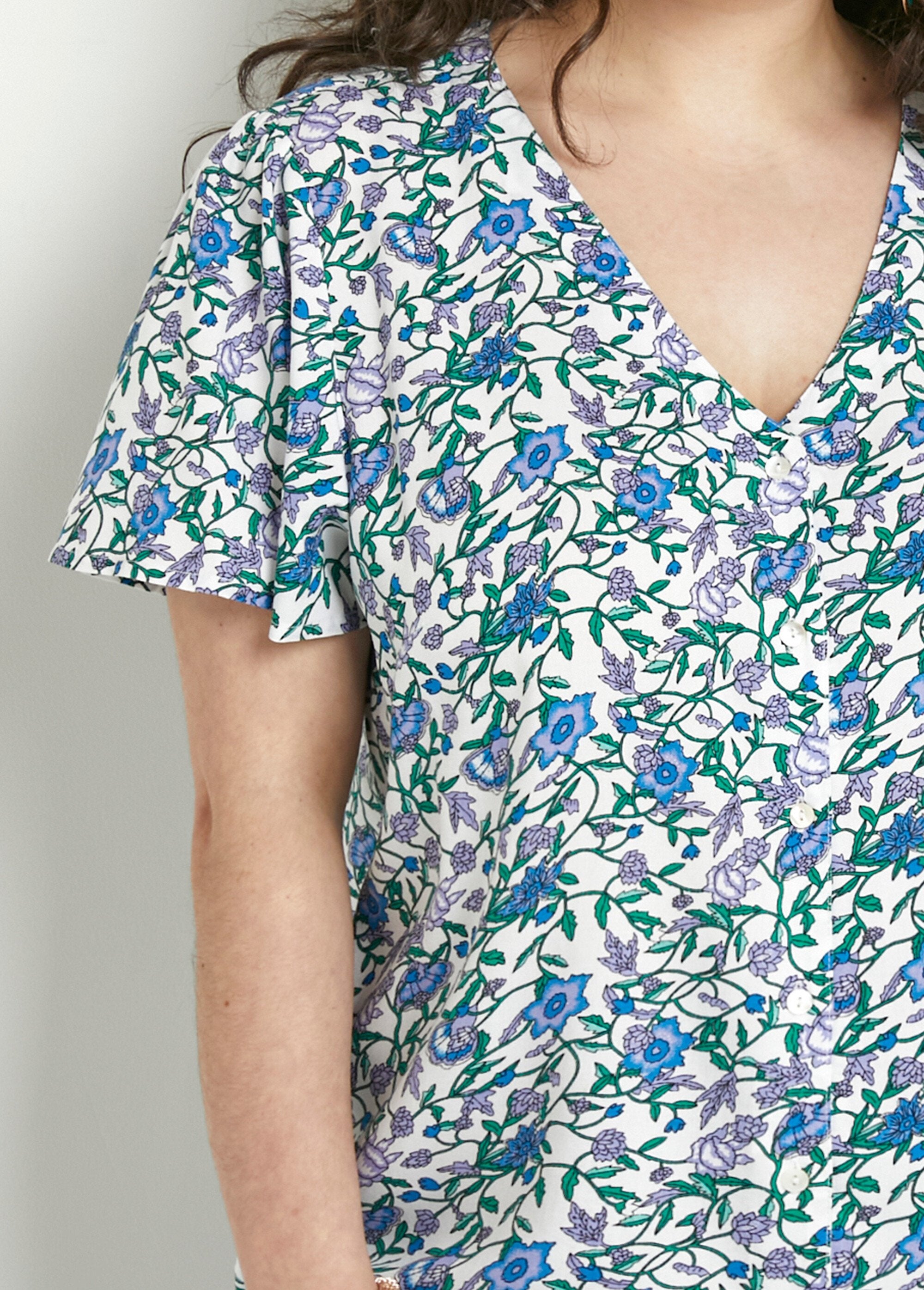 Short-sleeved_V-neck_floral_blouse_Green_Imp_DE1_curvy