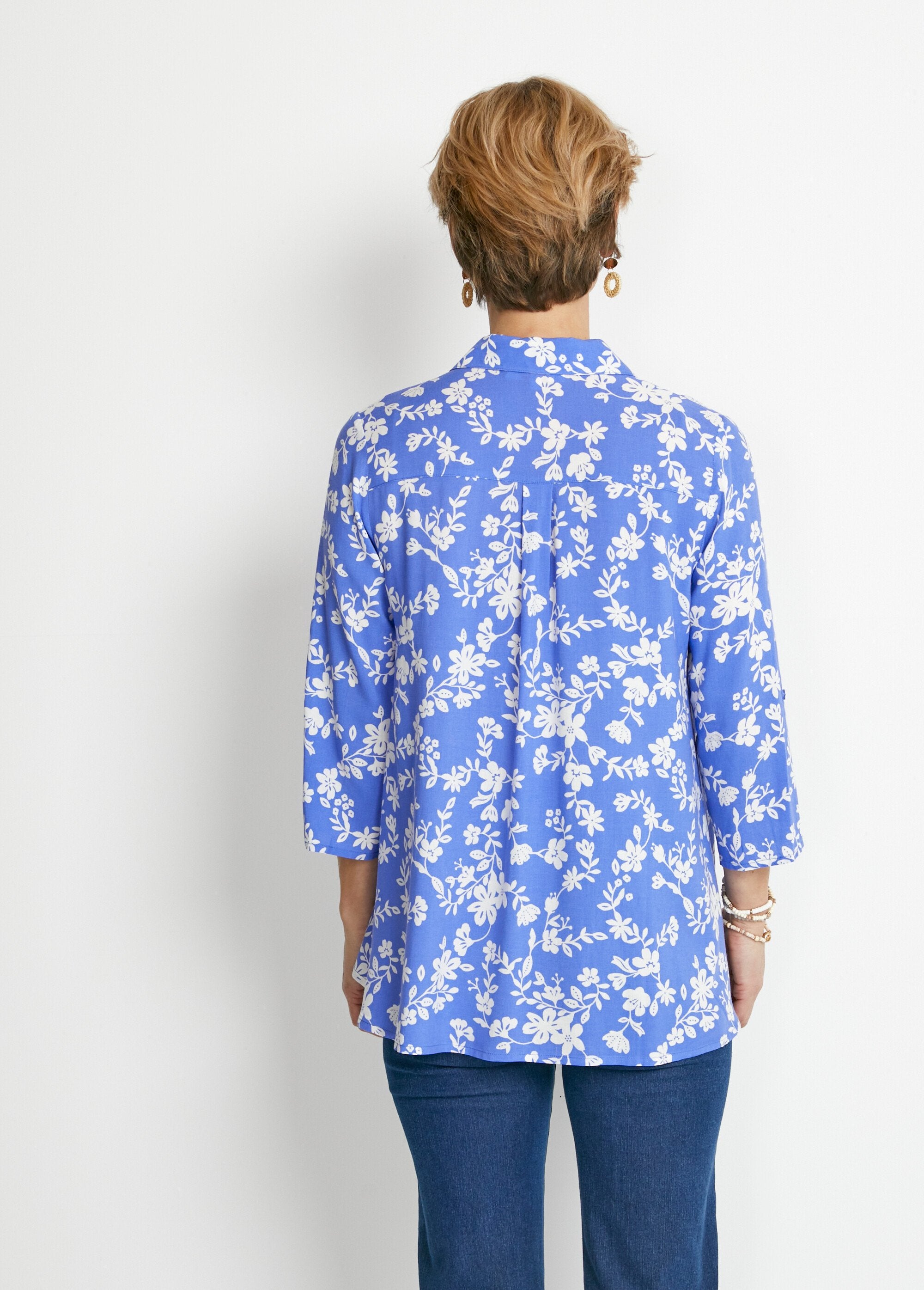Printed_blouse_with_3/4_sleeves_and_longer_back_Blue_and_white_DO1_slim