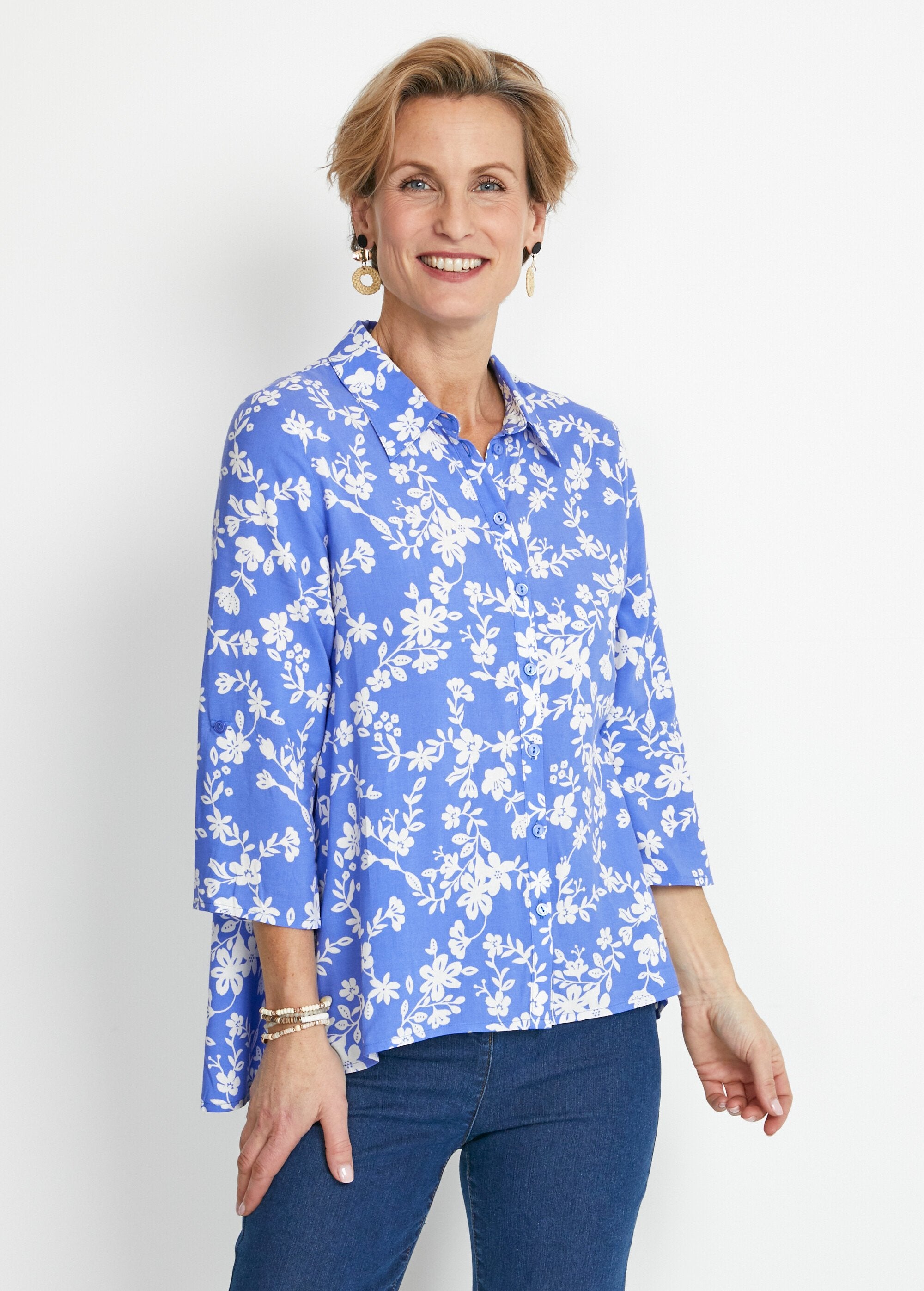 Printed_blouse_with_3/4_sleeves_and_longer_back_Blue_and_white_FA1_slim