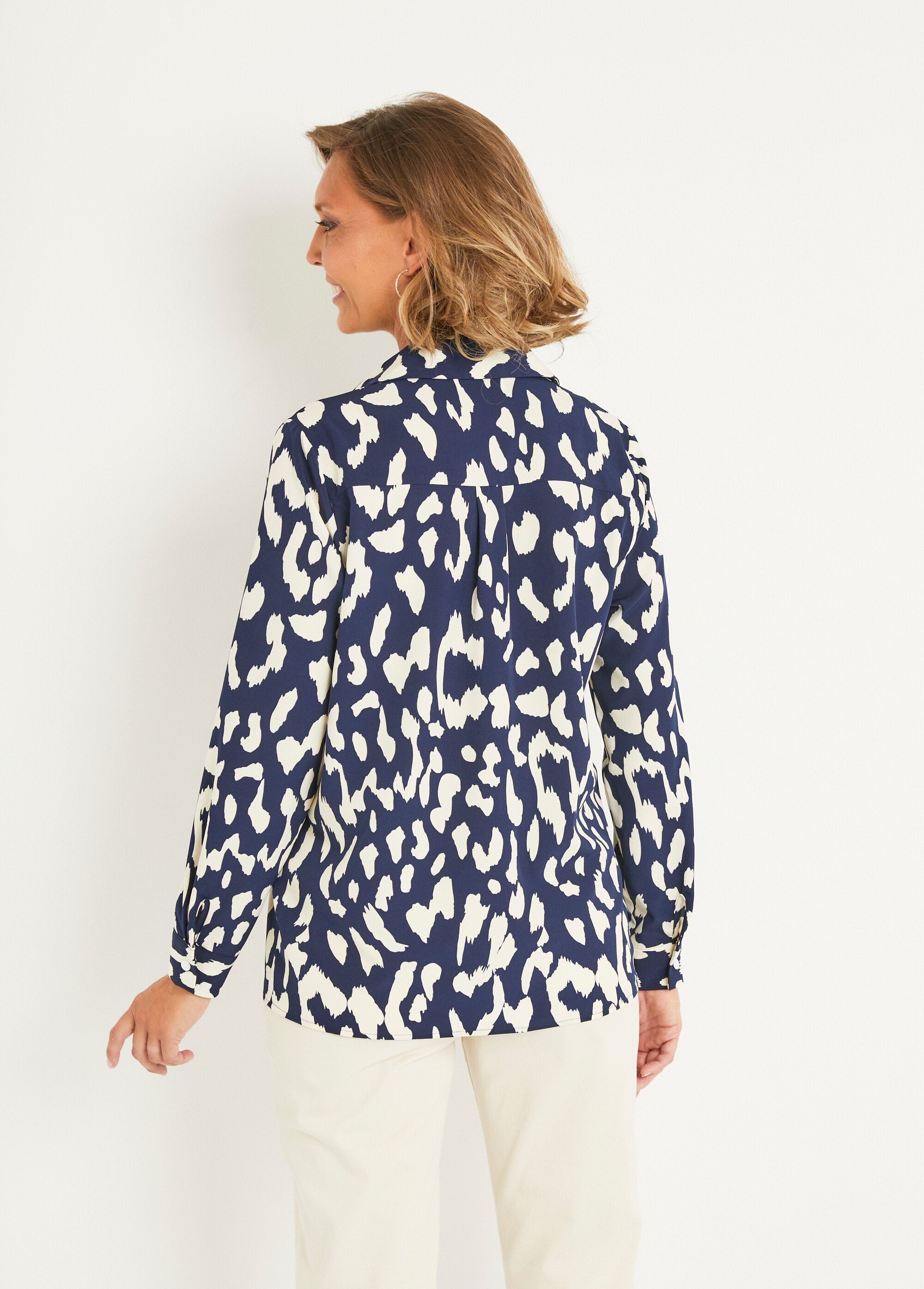 Contrasting_graphic_print_blouse_Blue_and_white_DO1_slim