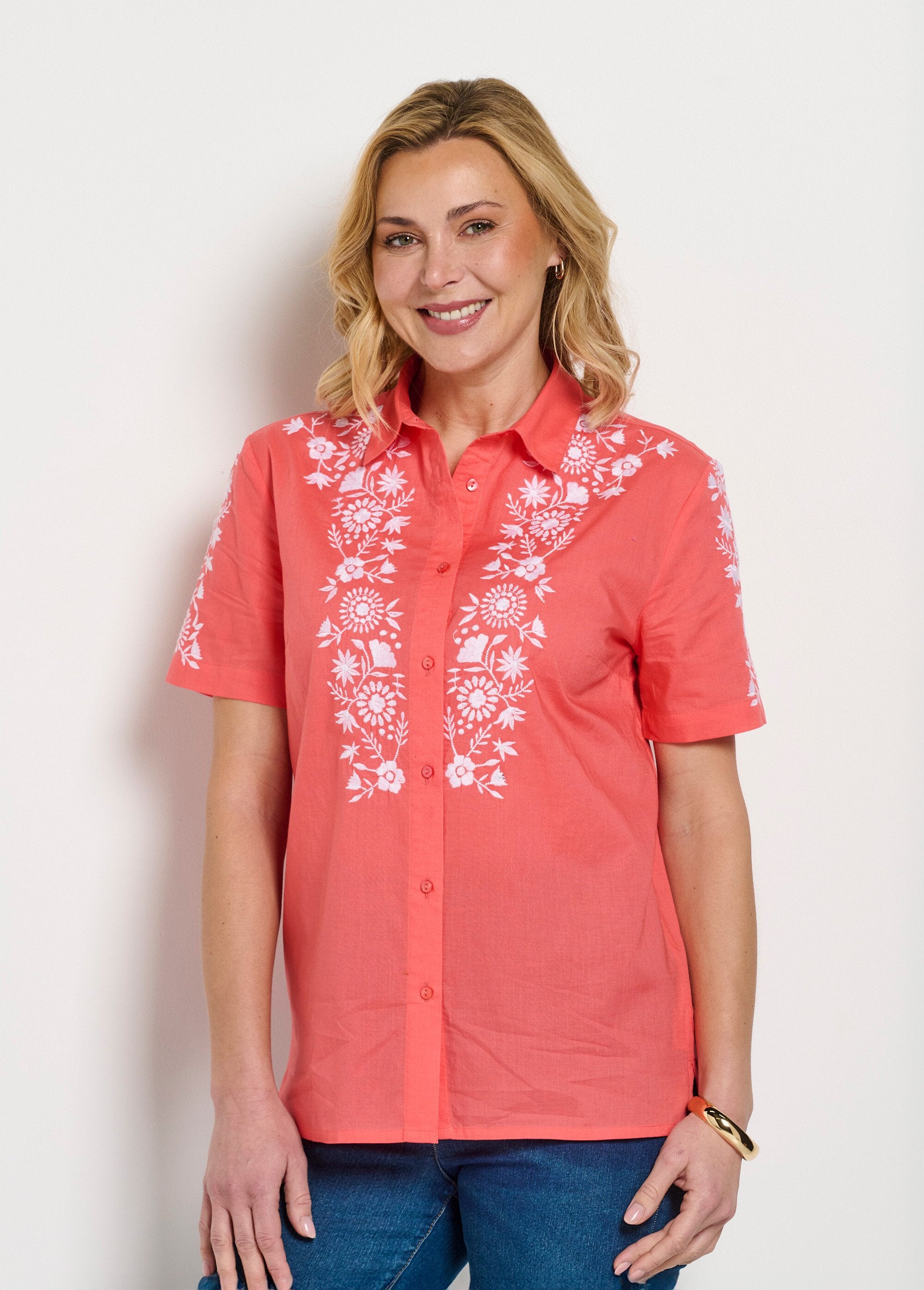 Long_embroidered_cotton_blouse_with_short_sleeves_Coral_and_white_FA1_slim