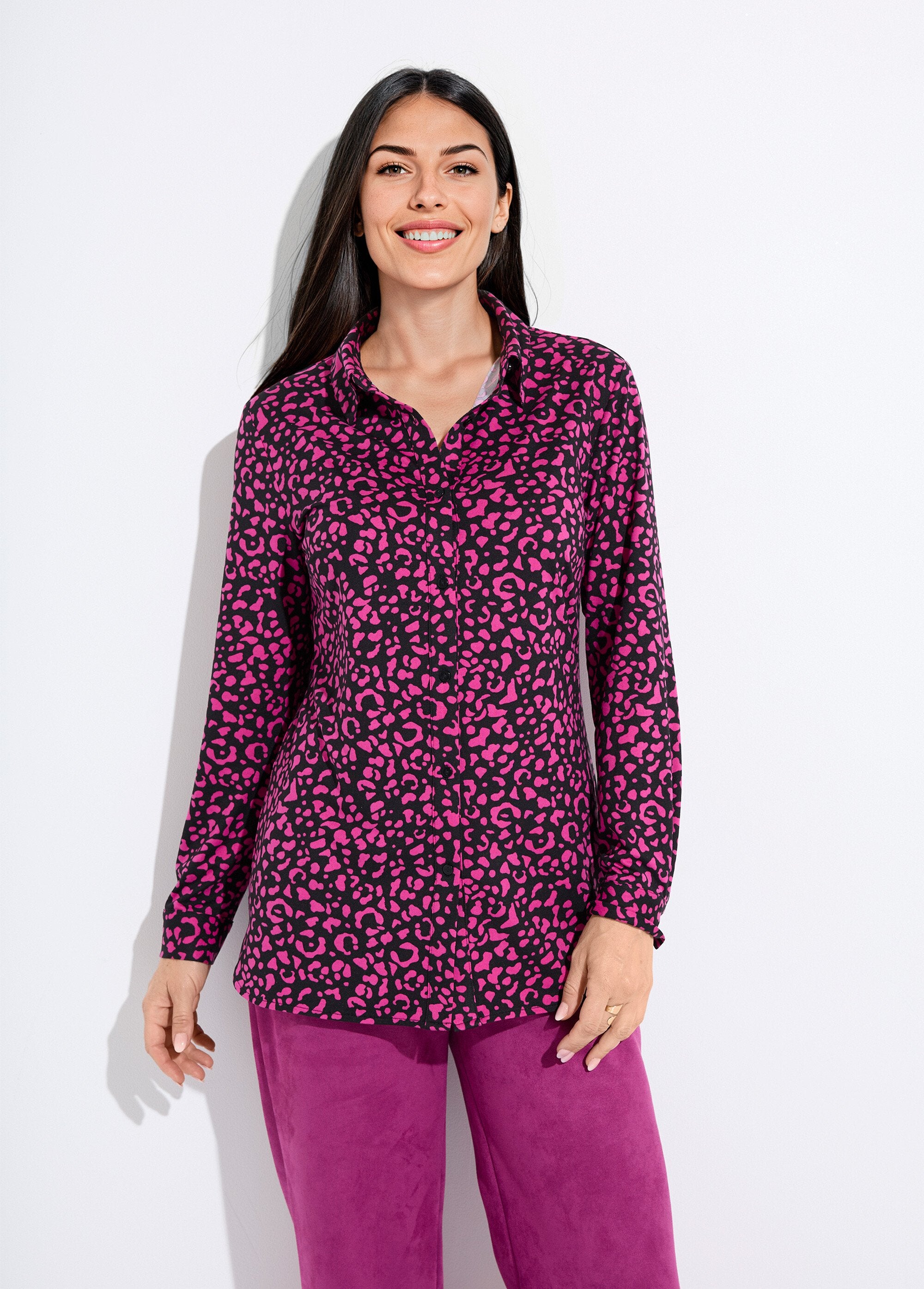 Warm_knit_blouse_with_animal_skin_print_Black_and_fuchsia_FA1_slim