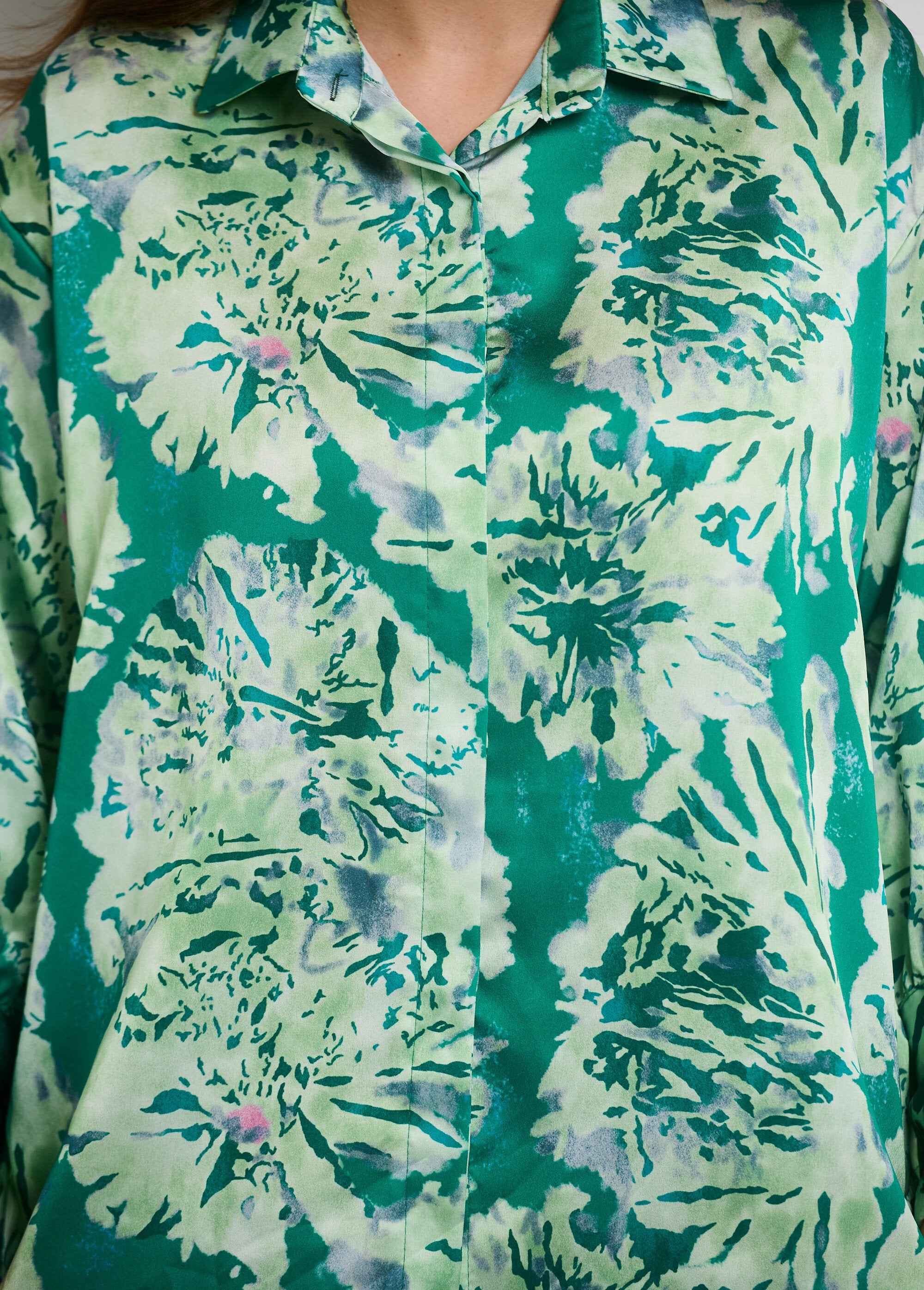 Watercolor_satin_blouse_with_long_sleeves_Green_DE3_slim