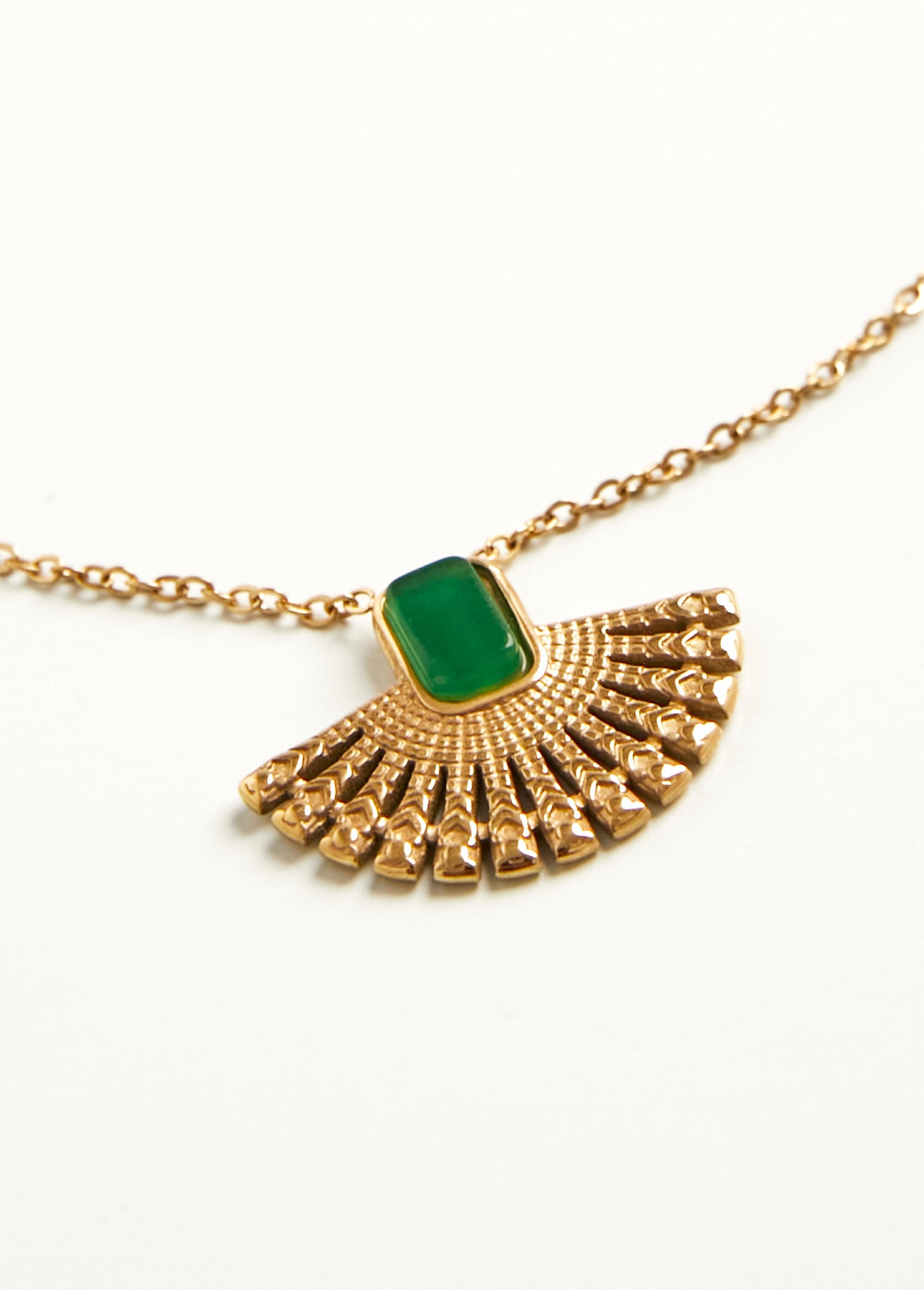 Steel_necklace_with_fan-shaped_pendant_Golden_DE2_slim