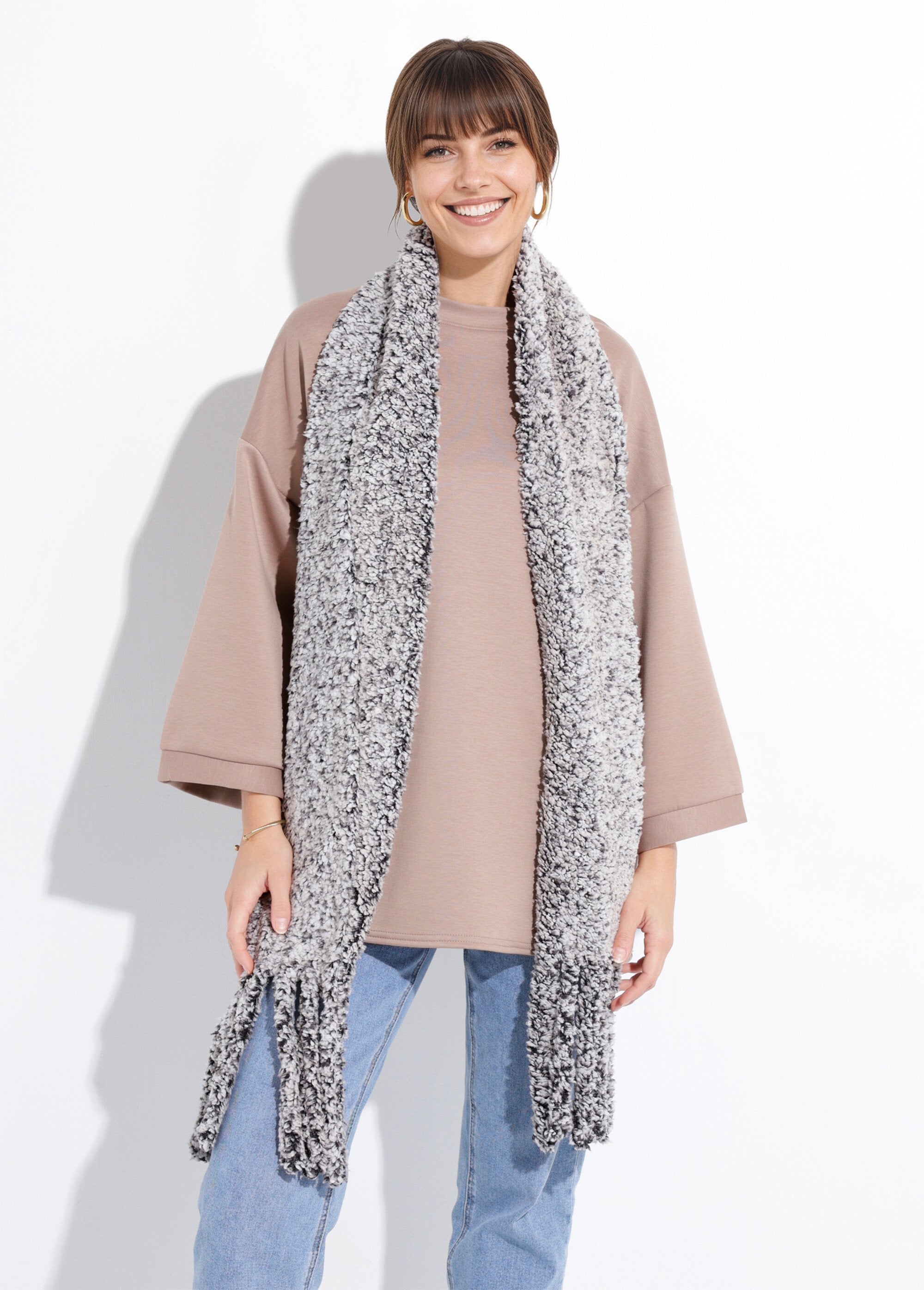 Warm_sherpa-style_fleece_scarf_Dark_gray_FA1_slim