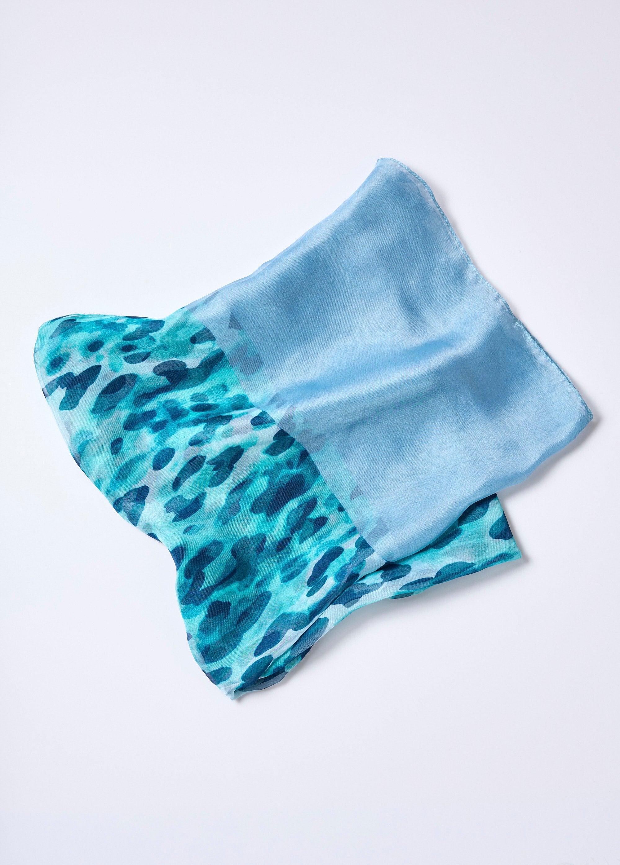 Stole_with_silk,_revisited_animal_motif_Turquoise_DE1_slim