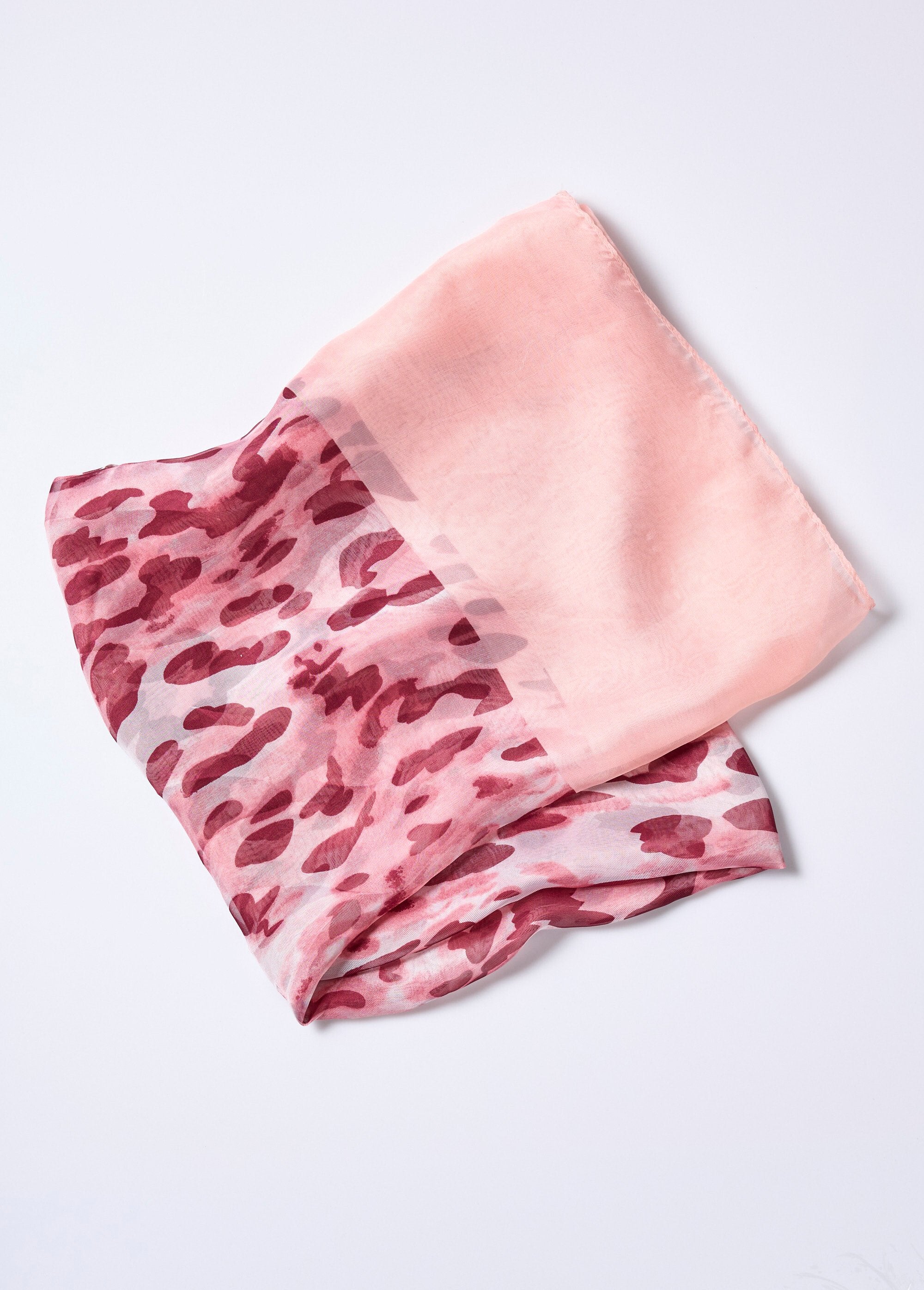 Stole_with_silk,_revisited_animal_motif_Pink_DE1_slim