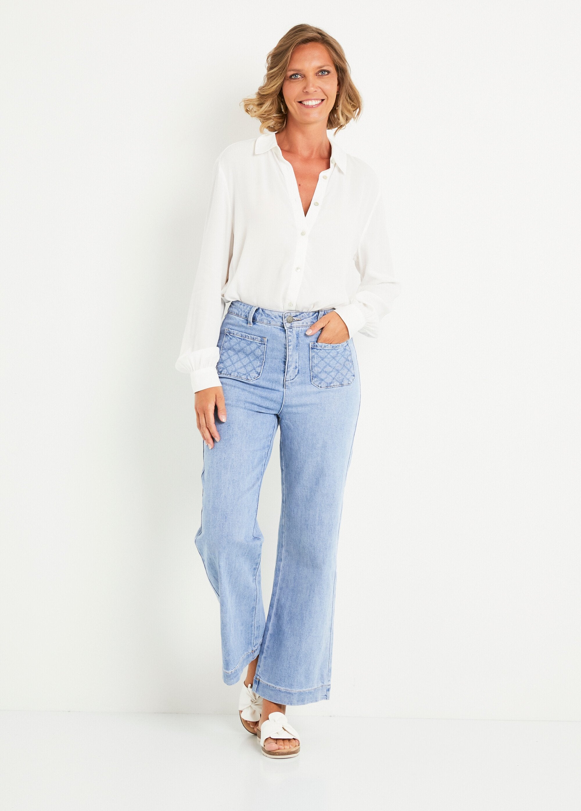 Flared_jeans_with_pockets,_special_PETITE_Bleach_blue_SF1_slim