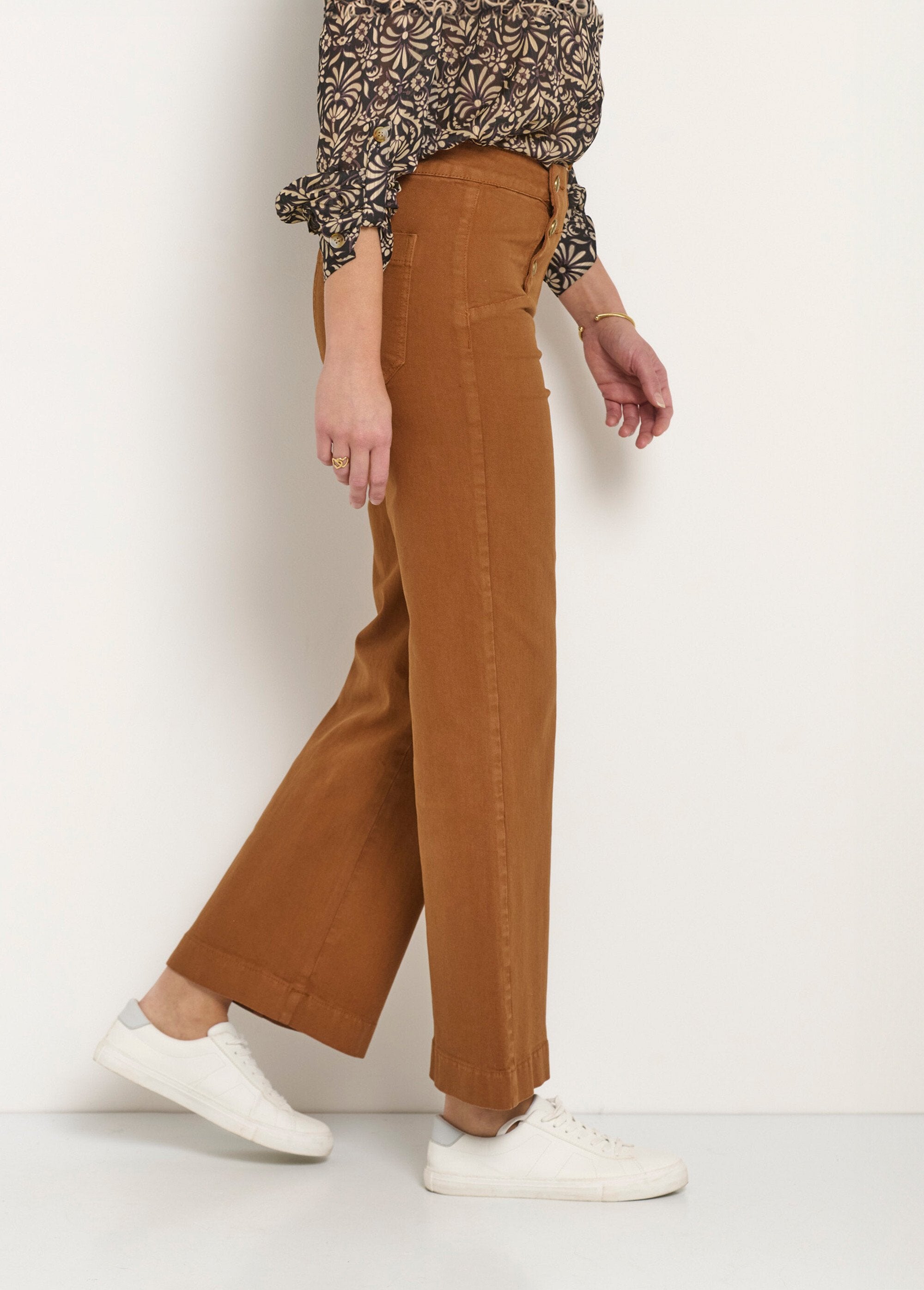 Jeans_with_metal_buttons,_special_PETITE_camel_DR1_slim